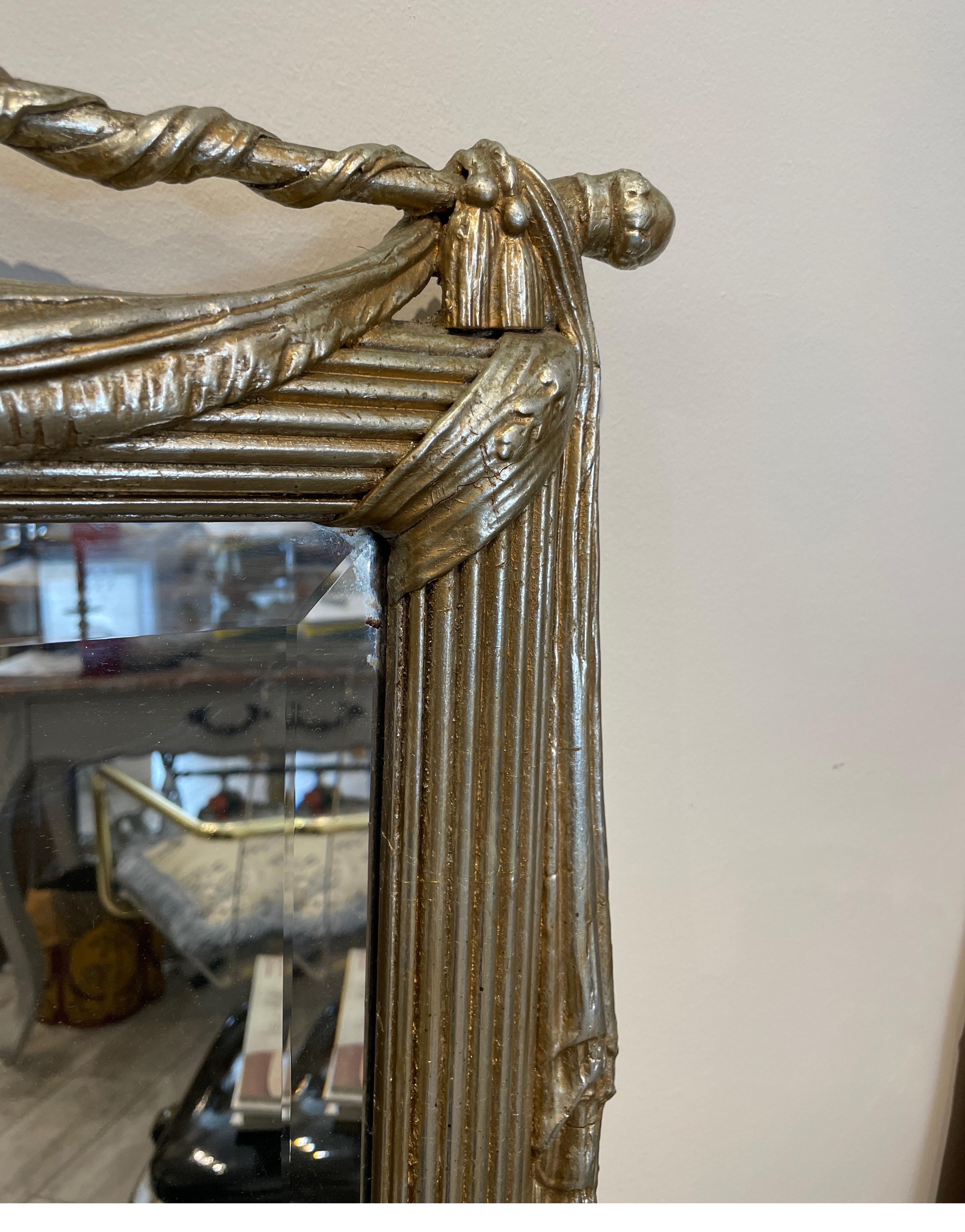 Grand miroir vintage en forme de guirlande et ruban en argent doré en vente 3