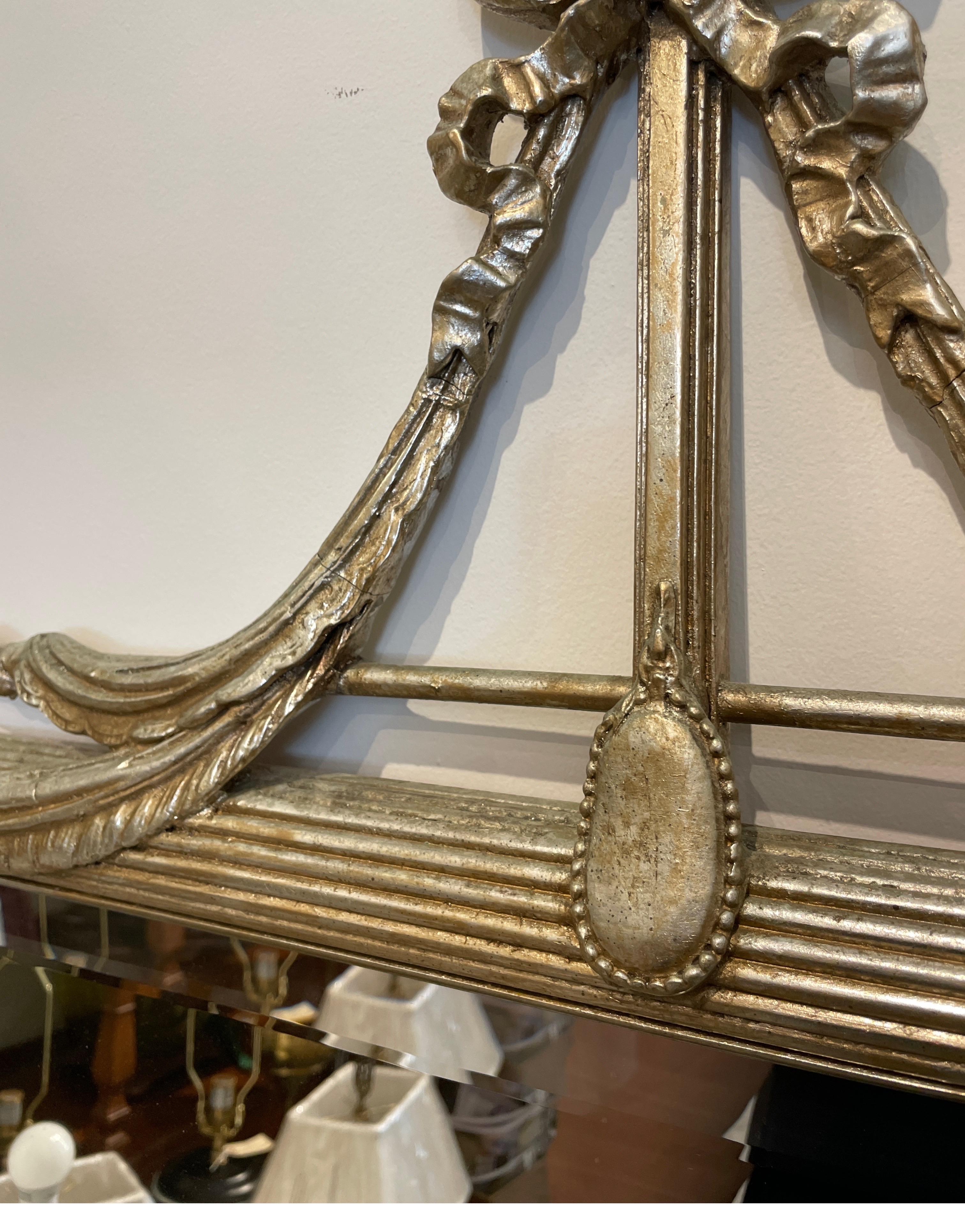 Grand miroir vintage en forme de guirlande et ruban en argent doré en vente 4