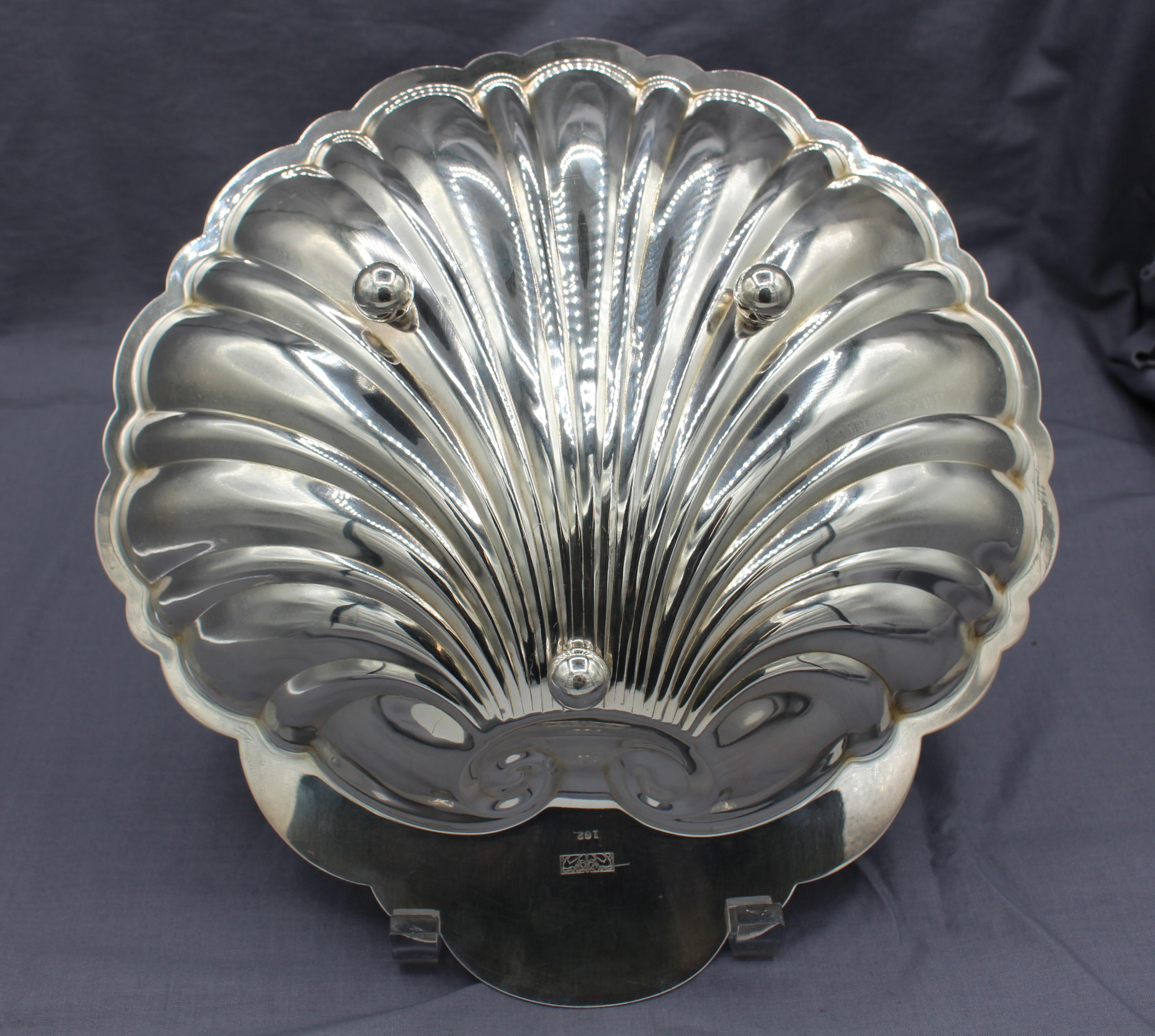 Large scallop shell form silver plated dish. Vintage. Raised on 3 ball feet. Very well modelled.
11