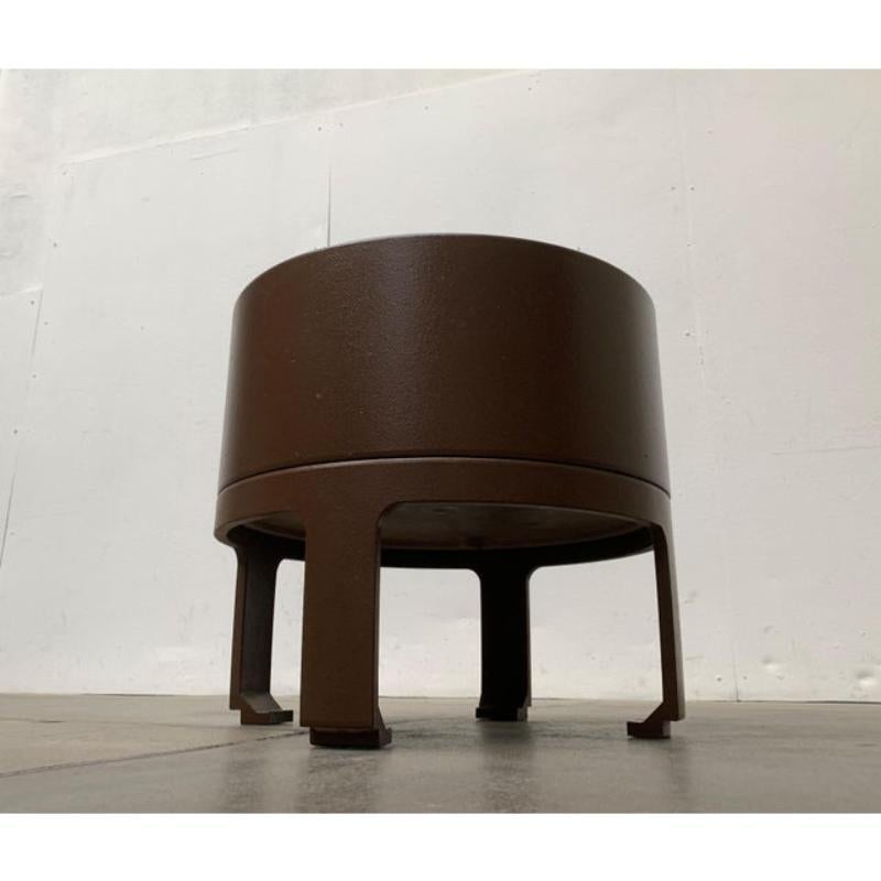 Boîte à plantes minimaliste de type NO AGE en plastique.

La boîte ronde est en plastique et peinte en brun foncé. Il dispose d'une base distincte. Il est dissous dans un anneau et quatre pattes de frappe. La boîte actuelle s'insère parfaitement