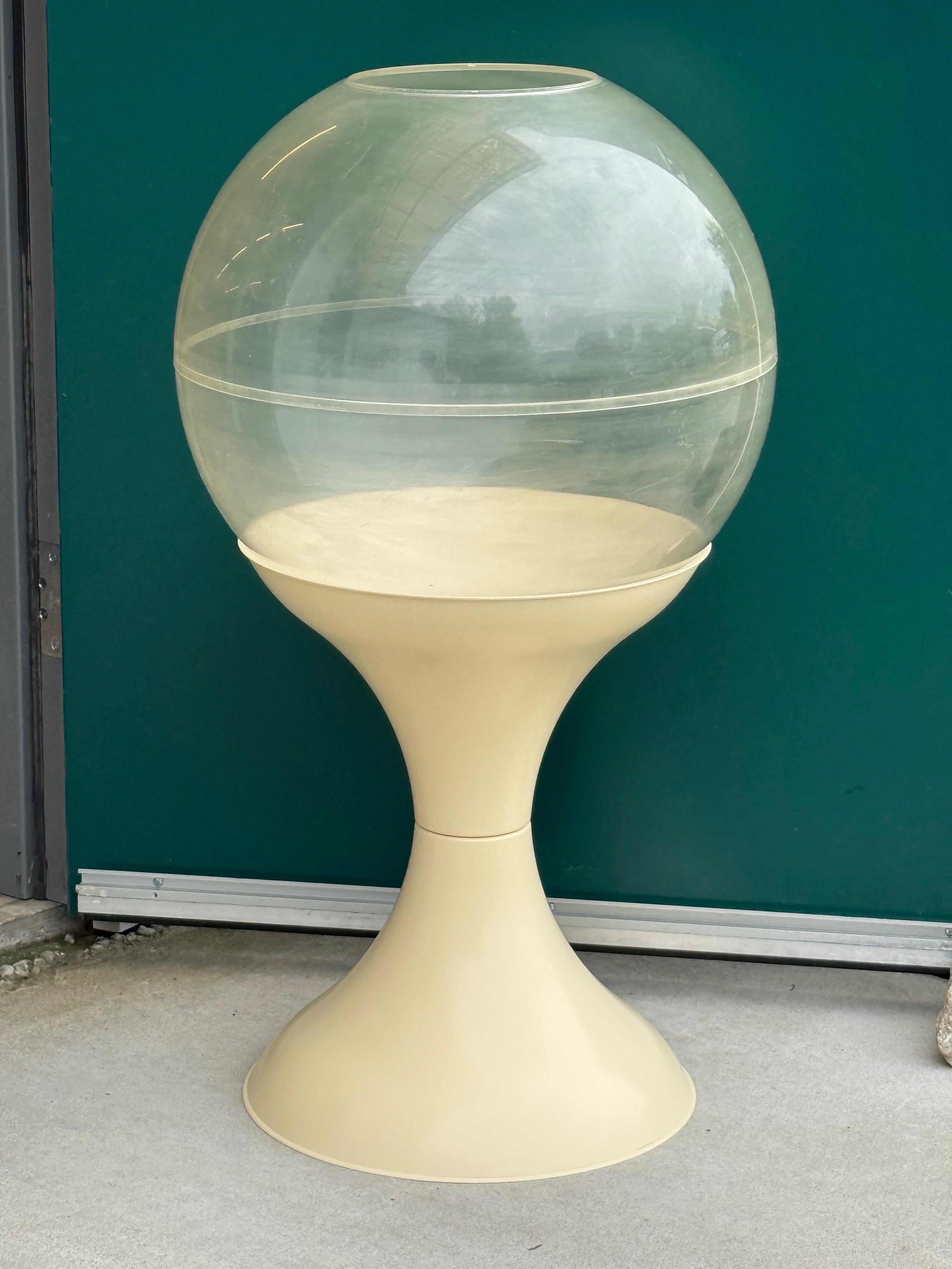 Vintage Space Age Terrarium, ca. 1970er Jahre. Dieses Stück ist aus geformtem Kunststoff mit einer cremefarbenen Tulpenbasis hergestellt. Der obere Teil ist mit einer transparenten, runden Kuppel versehen, die Ihre Pflanzen beherbergt. Ein