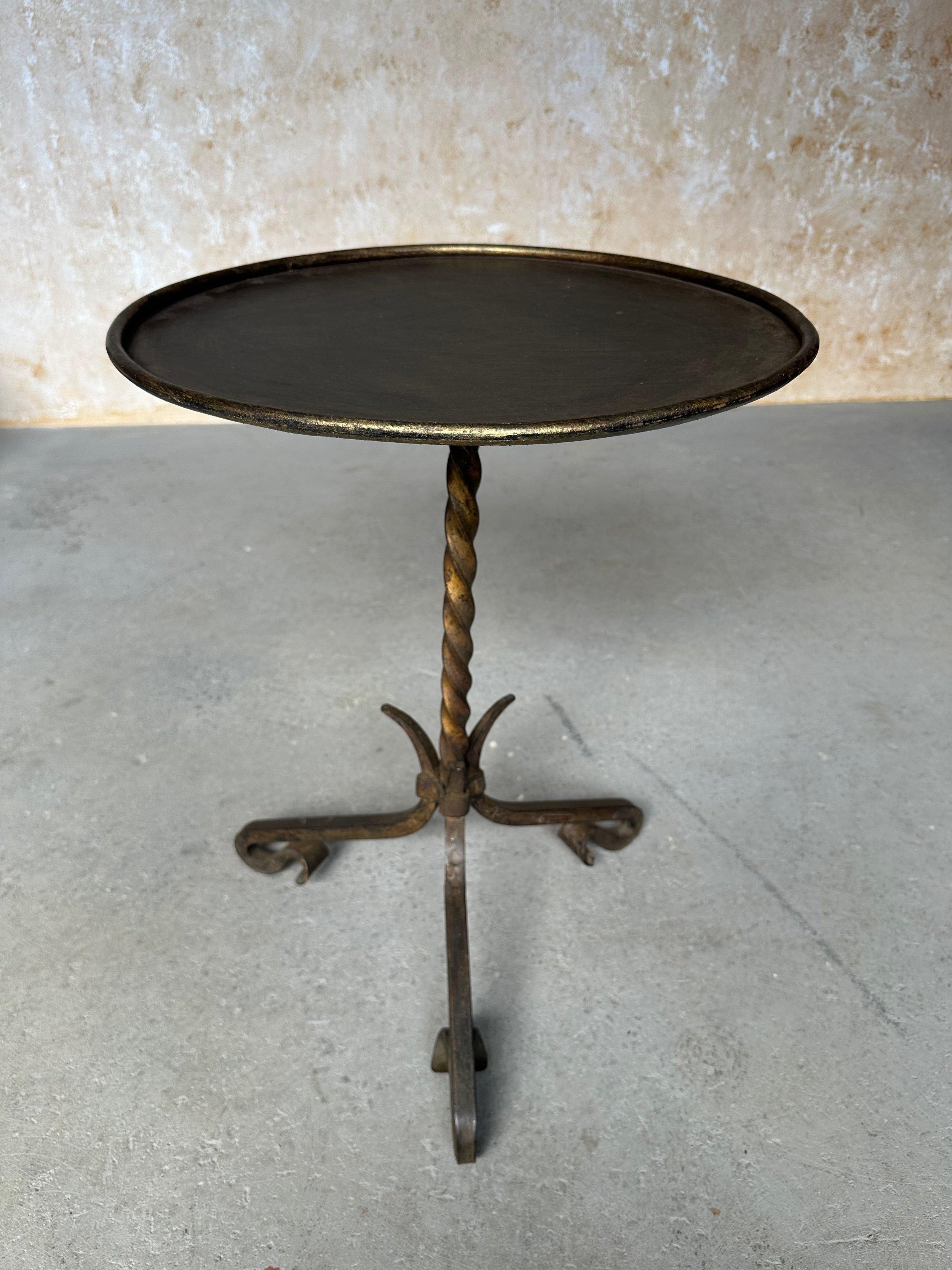 Grande table à boissons espagnole avec base tripode ornée en vente 2