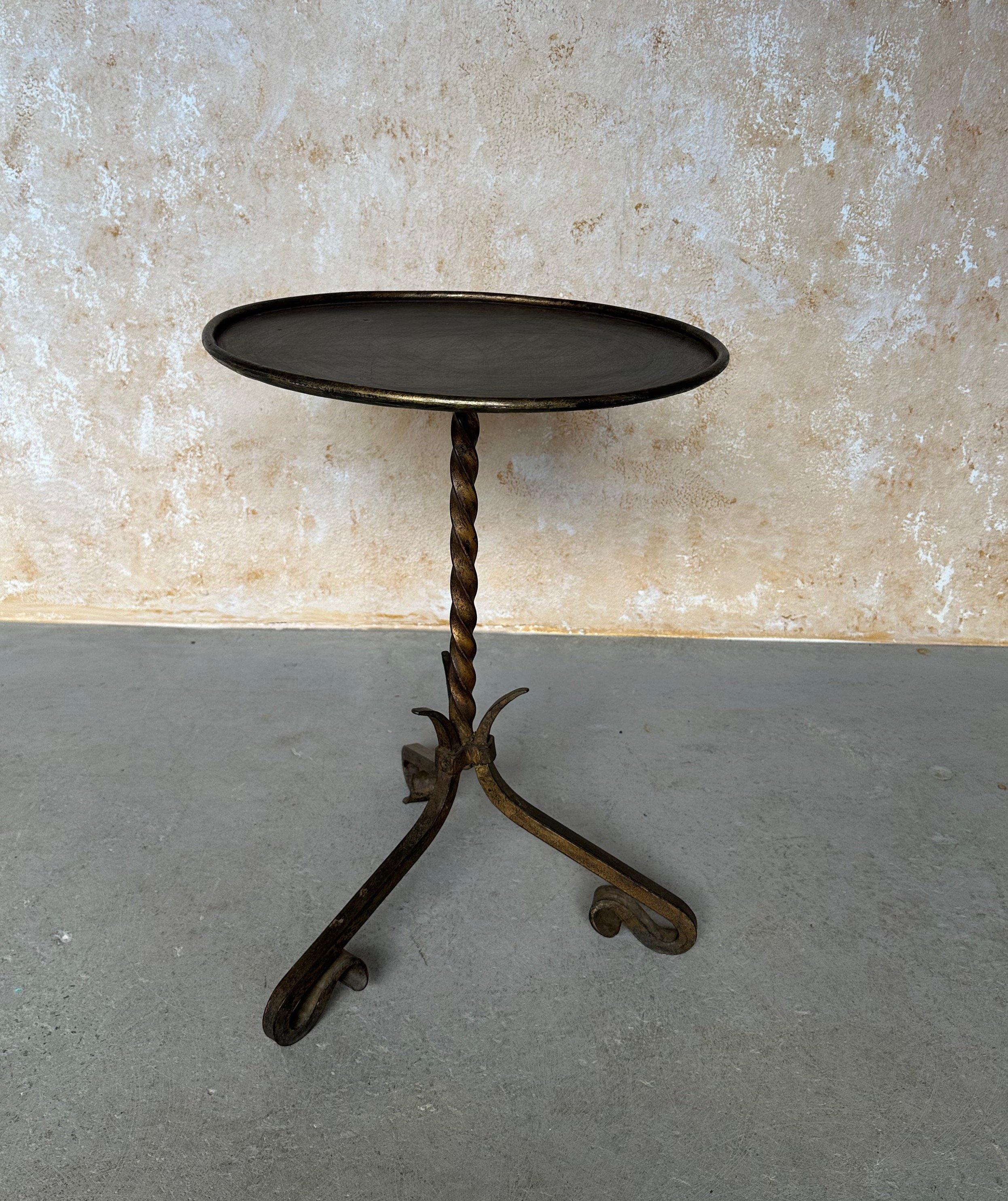Grande table à boissons espagnole avec base tripode ornée en vente 5