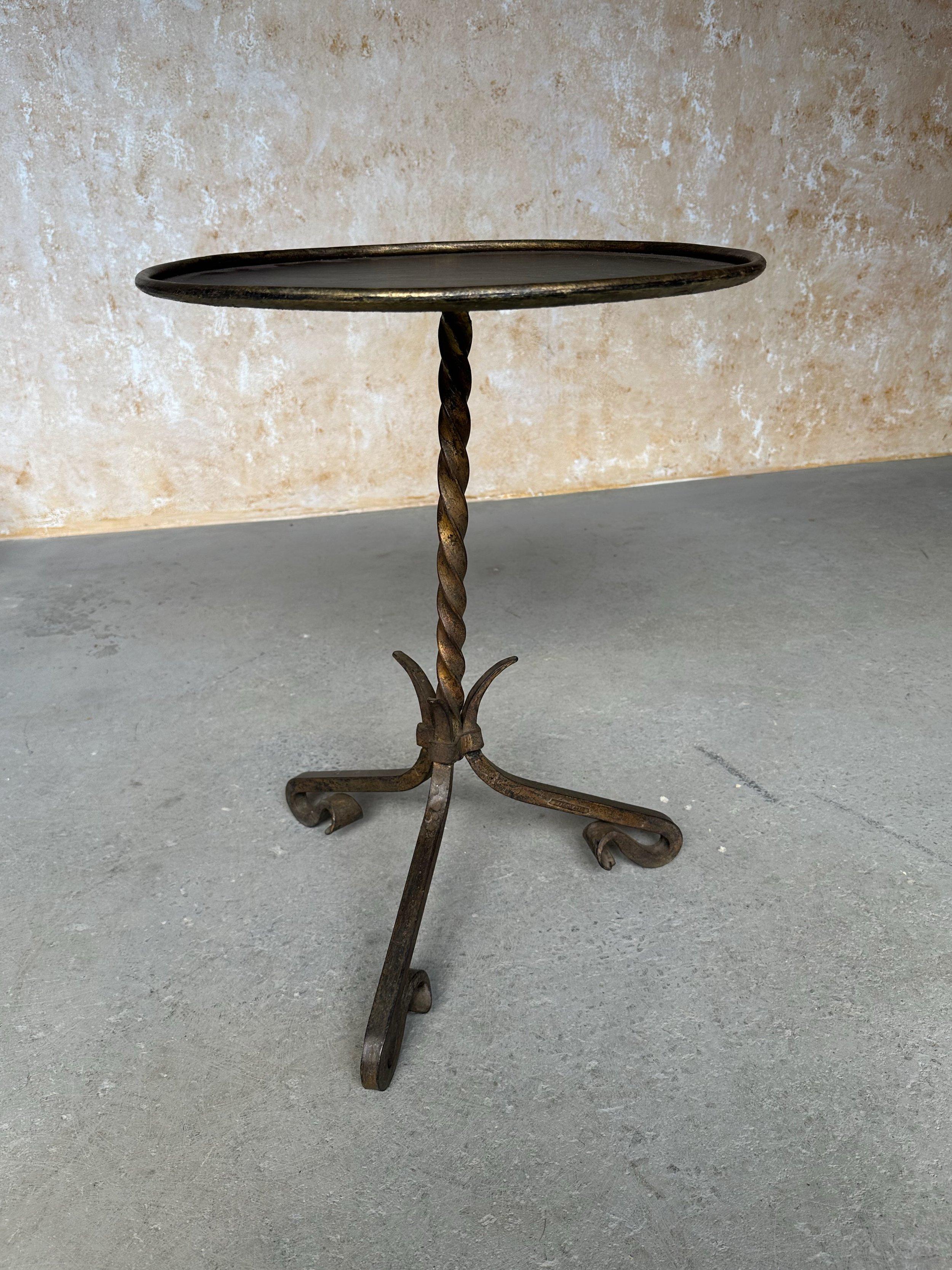 Grande table à boissons espagnole avec base tripode ornée en vente 6