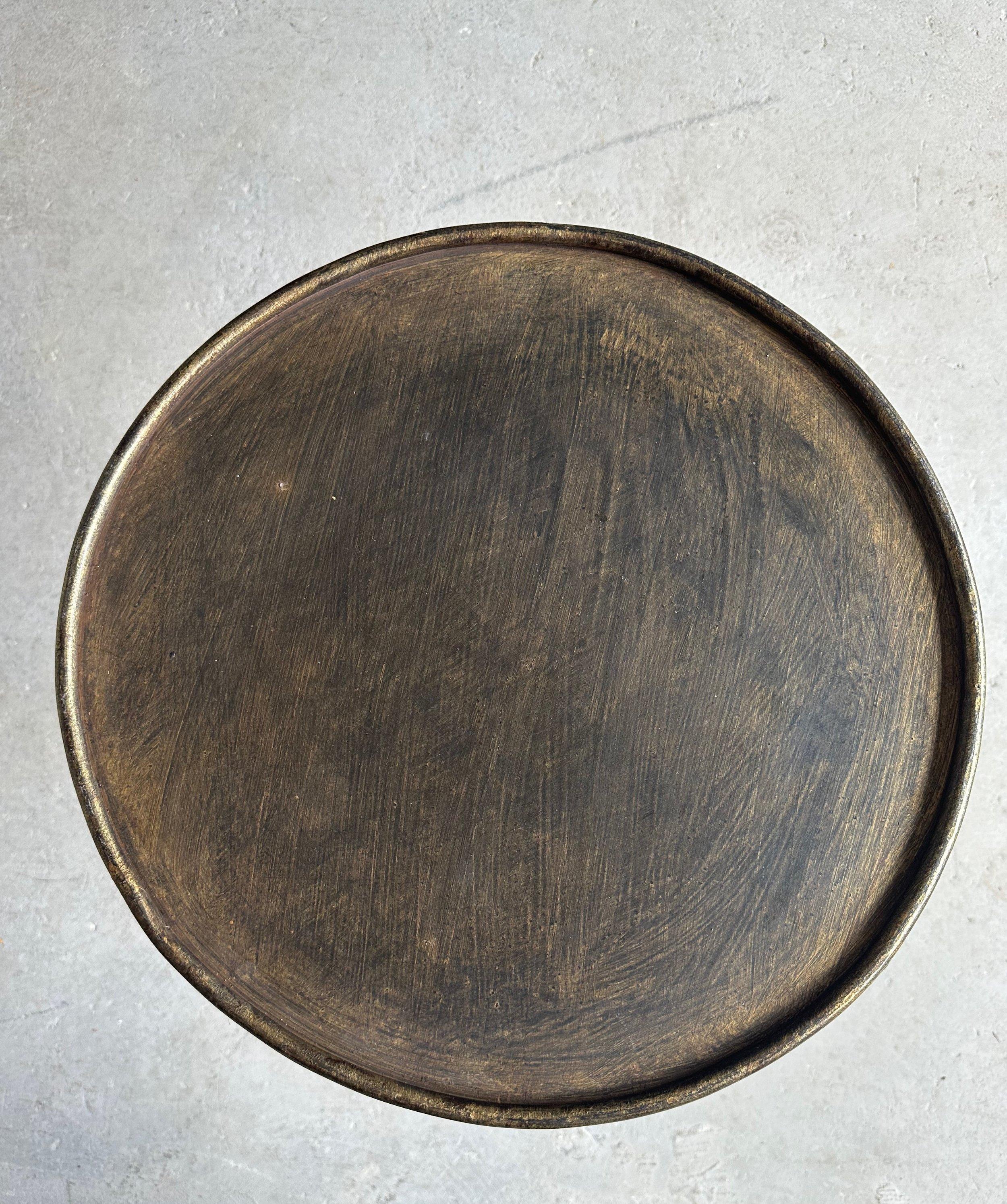 Grande table à boissons espagnole avec base tripode ornée en vente 7
