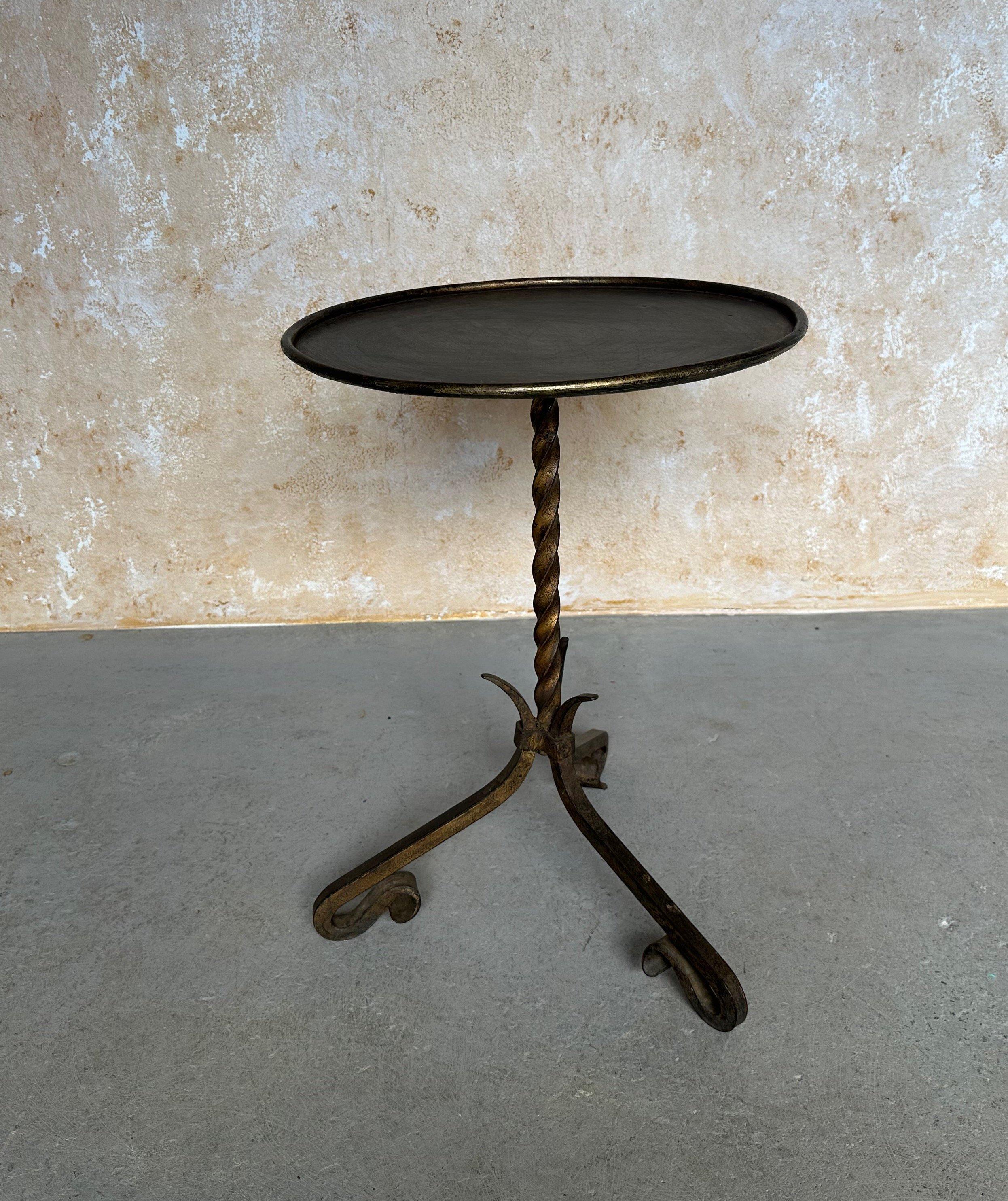Doré Grande table à boissons espagnole avec base tripode ornée en vente