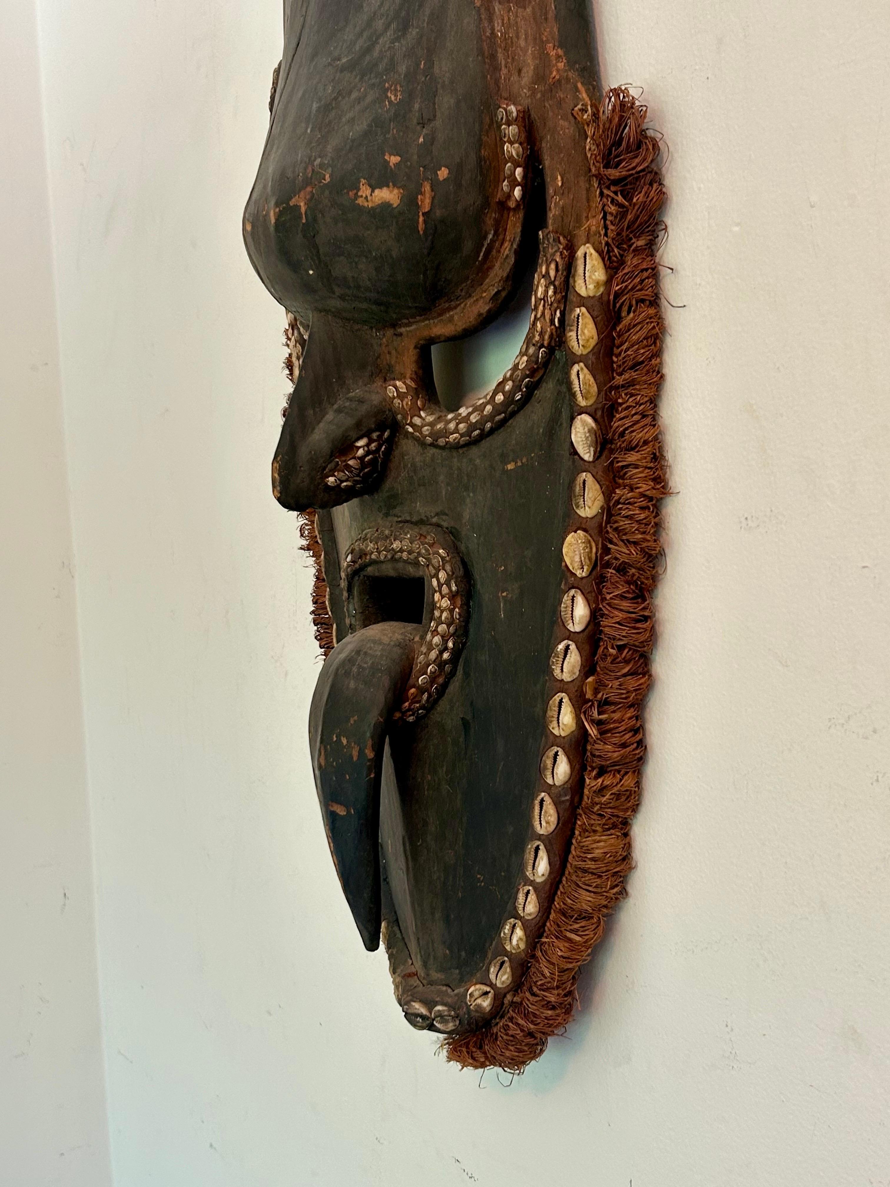 Kunst am Sepik-Fluss.
Handgefertigtes Holz mit Muscheln und Fasern.
Originaler Vintage-Zustand mit altersgemäßer Abnutzung und Patina.
Eignet sich gut für Sammlungen und Dekorationen. 