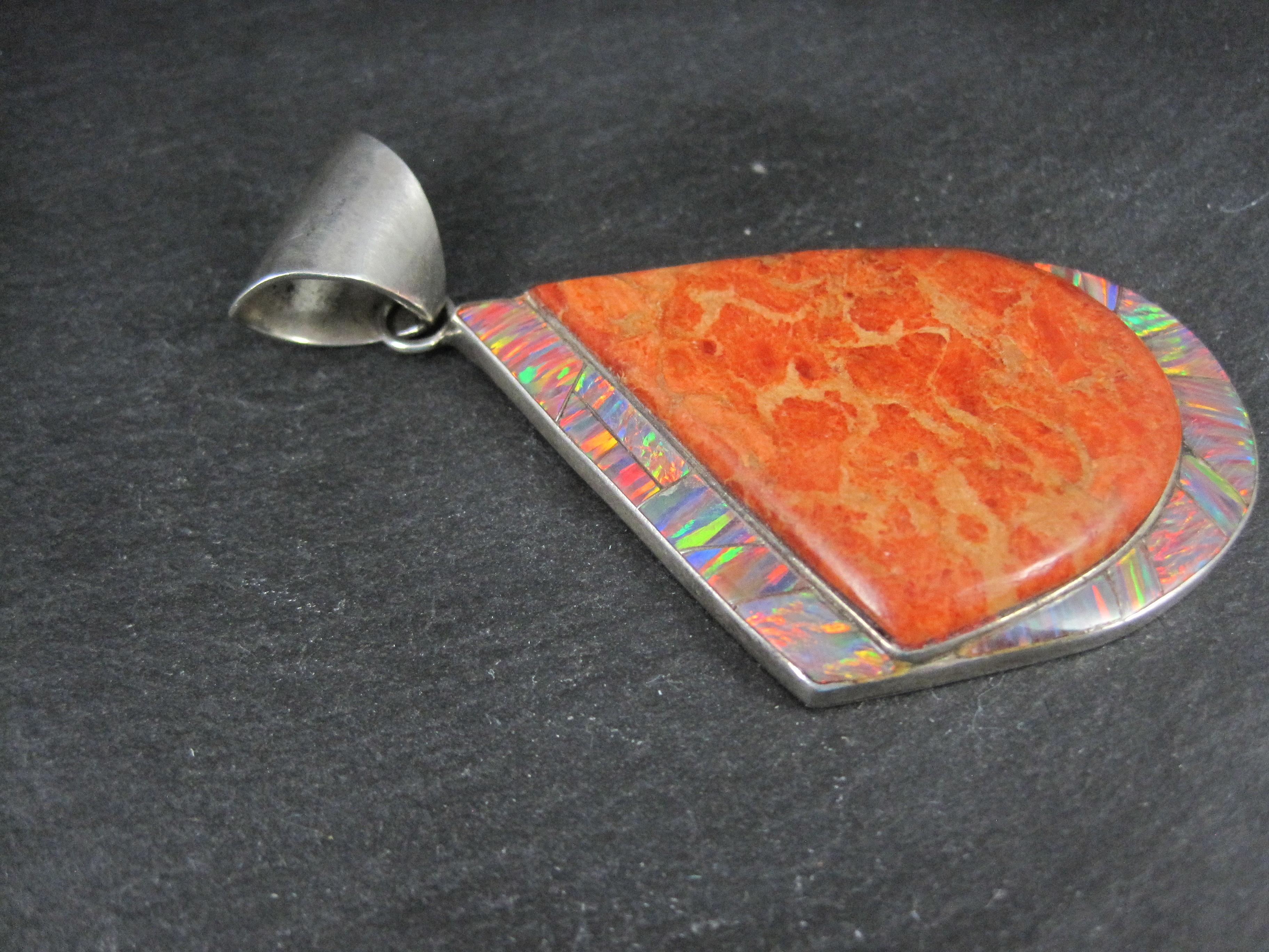 Großer Vintage-Anhänger Zuni Reynetsa Leland aus Sponge mit Koralle und Feueropal-Intarsien Damen im Angebot
