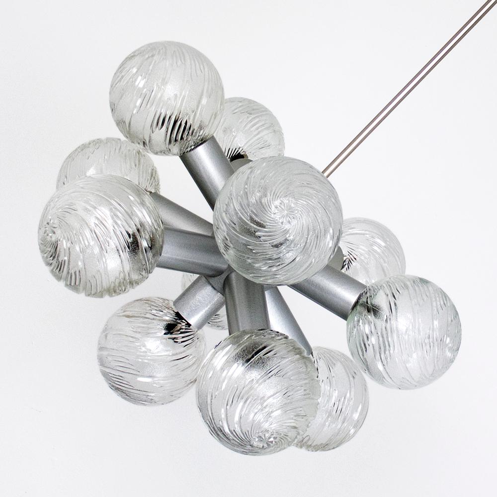 Gran araña Sputnik vintage con 11 globos de cristal, años sesenta setenta Latón en venta