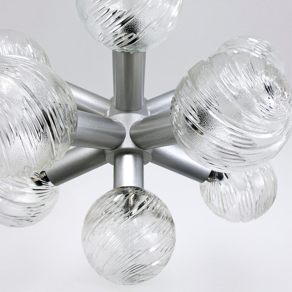 Gran araña Sputnik vintage con 11 globos de cristal, años sesenta setenta en venta 1