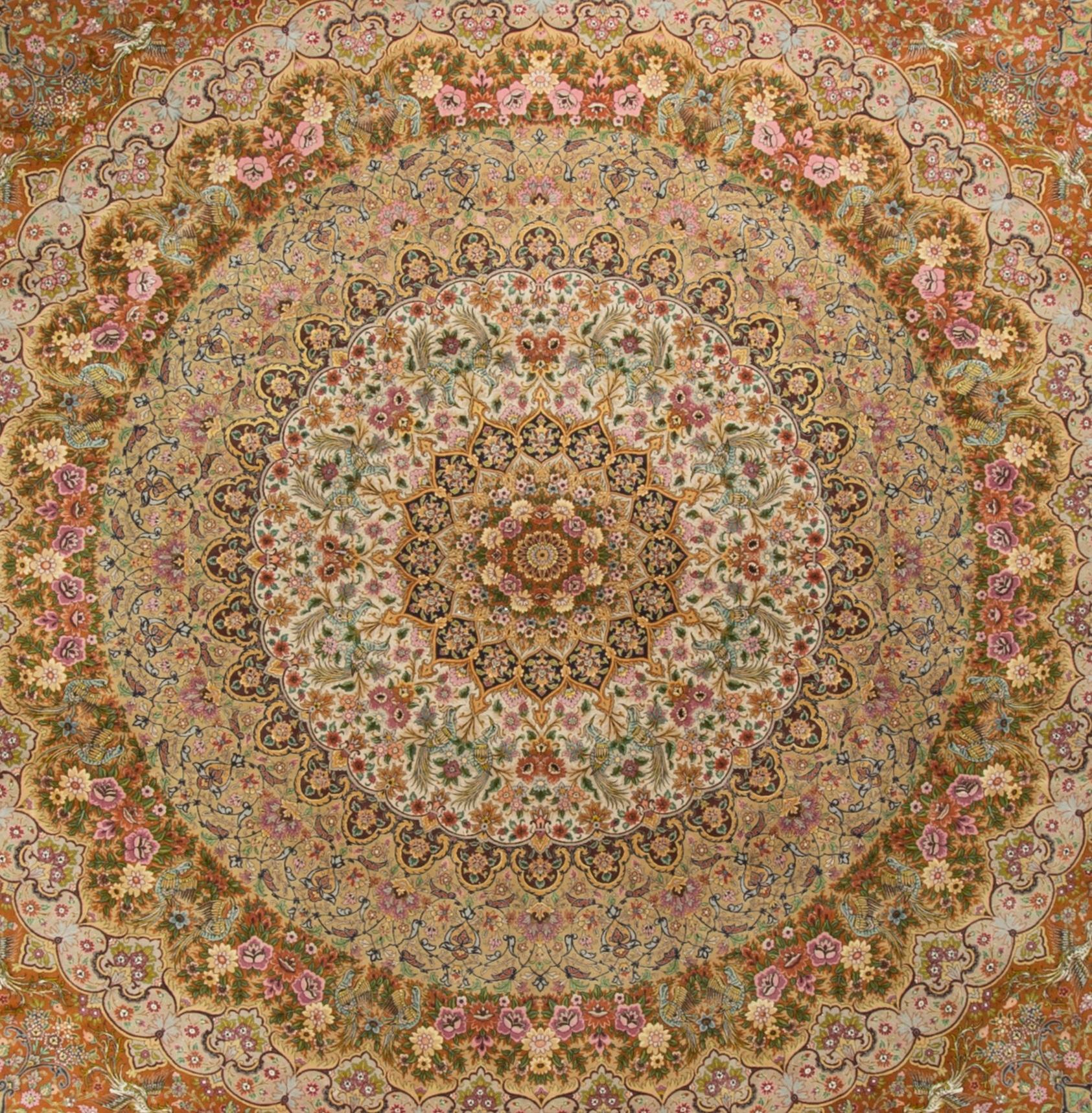 Quadratischer persischer Tabriz-Teppich im Vintage-Stil. Das Design ist der Kuppel einer Moschee nachempfunden, wenn Sie sich vorstellen können, darunter zu stehen und nach oben zu schauen, um diese spektakuläre Szene zu sehen. Das zentrale