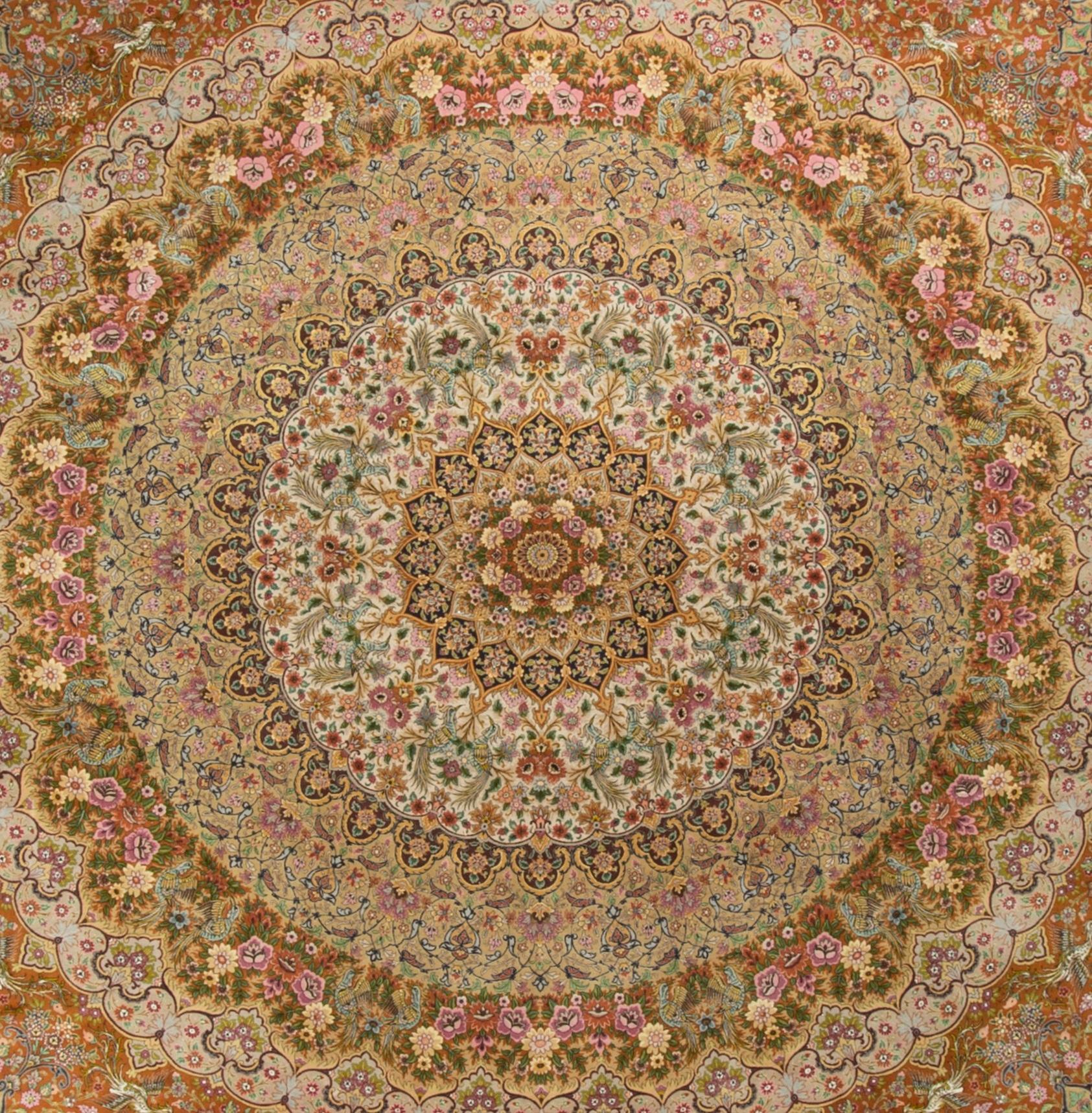 Tappeto persiano Tabriz quadrato vintage. Il design si basa sulla cupola di una moschea, se riesci a immaginare di stare sotto e guardare in alto per vedere questa scena spettacolare. L'emblema circolare centrale è circondato da forme circolari