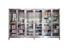 Grande armoire vintage en acier inoxydable sur pied avec six portes vitrées