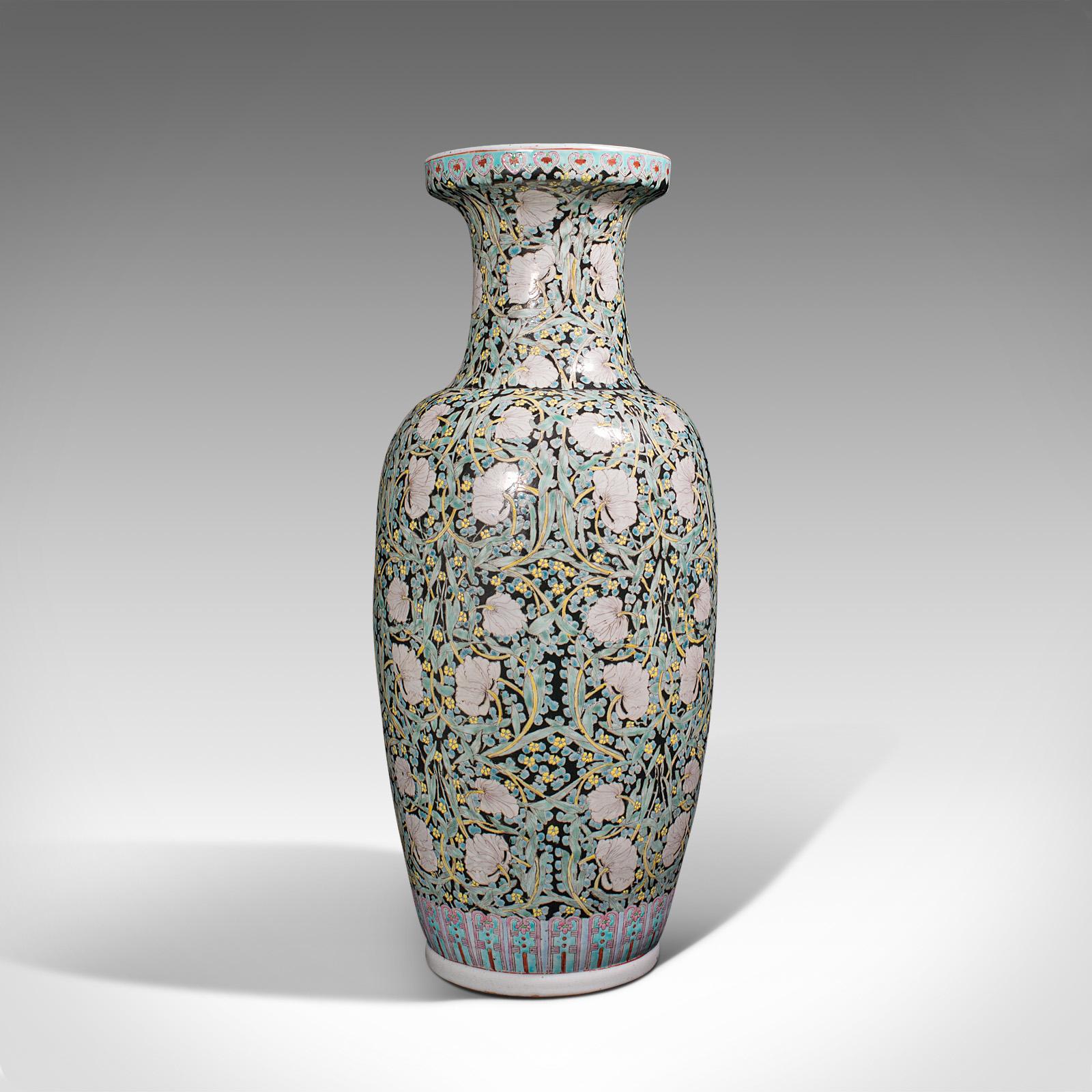 Il s'agit d'un grand vase à tige vintage. Une urne à fleurs en céramique orientale, datant de la fin de la période Art Déco, vers 1950. 

Des proportions attrayantes, idéales pour les arrangements plus grands
Présente une patine d'usage désirable