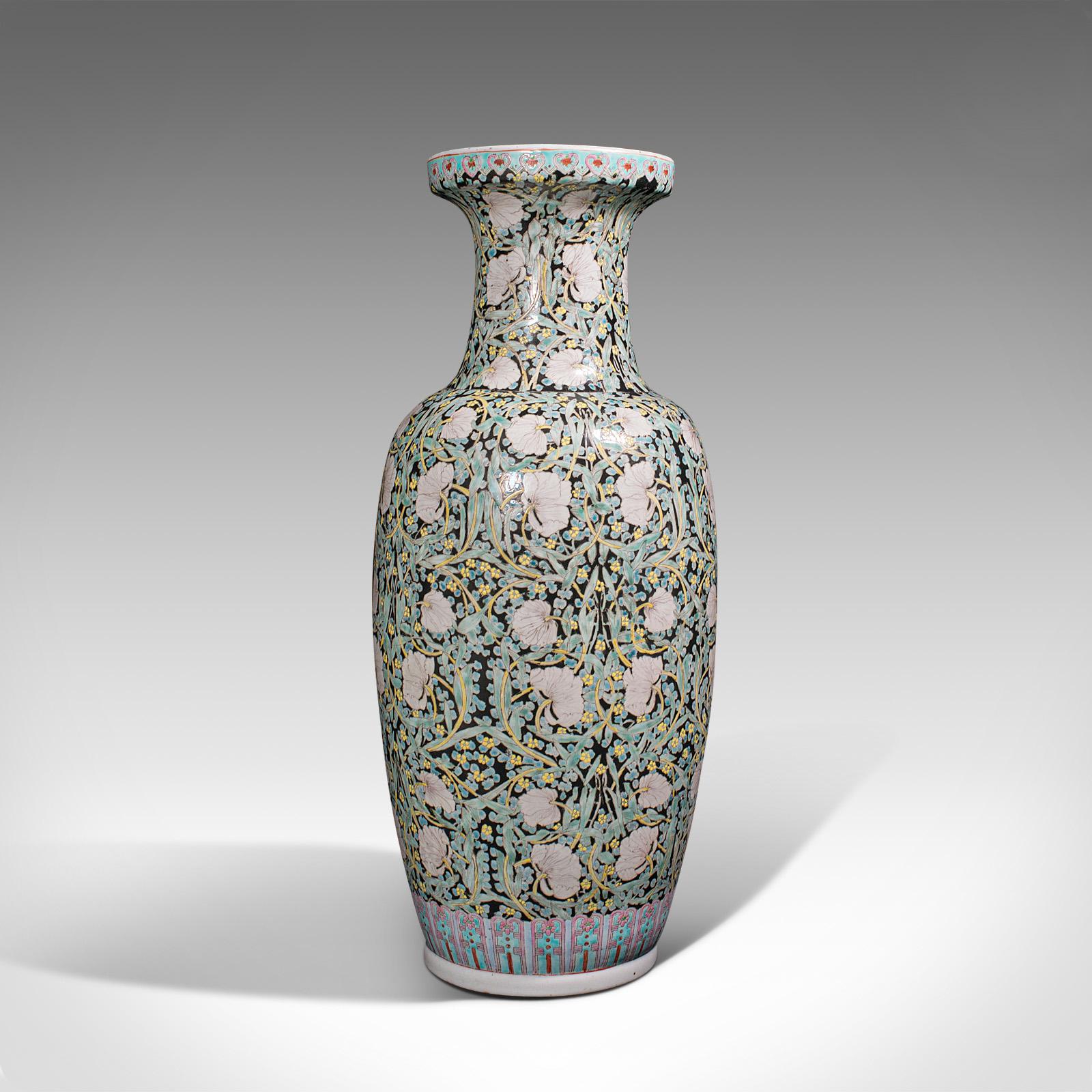 Inconnu Grand vase à tige vintage oriental, céramique, urne à fleurs, Art déco tardif, vers 1950 en vente