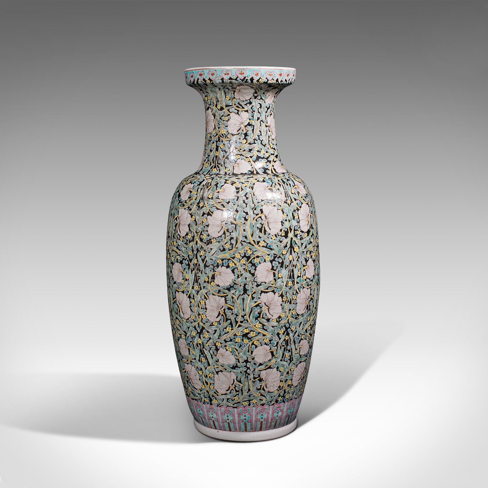 20ième siècle Grand vase à tige vintage oriental, céramique, urne à fleurs, Art déco tardif, vers 1950 en vente