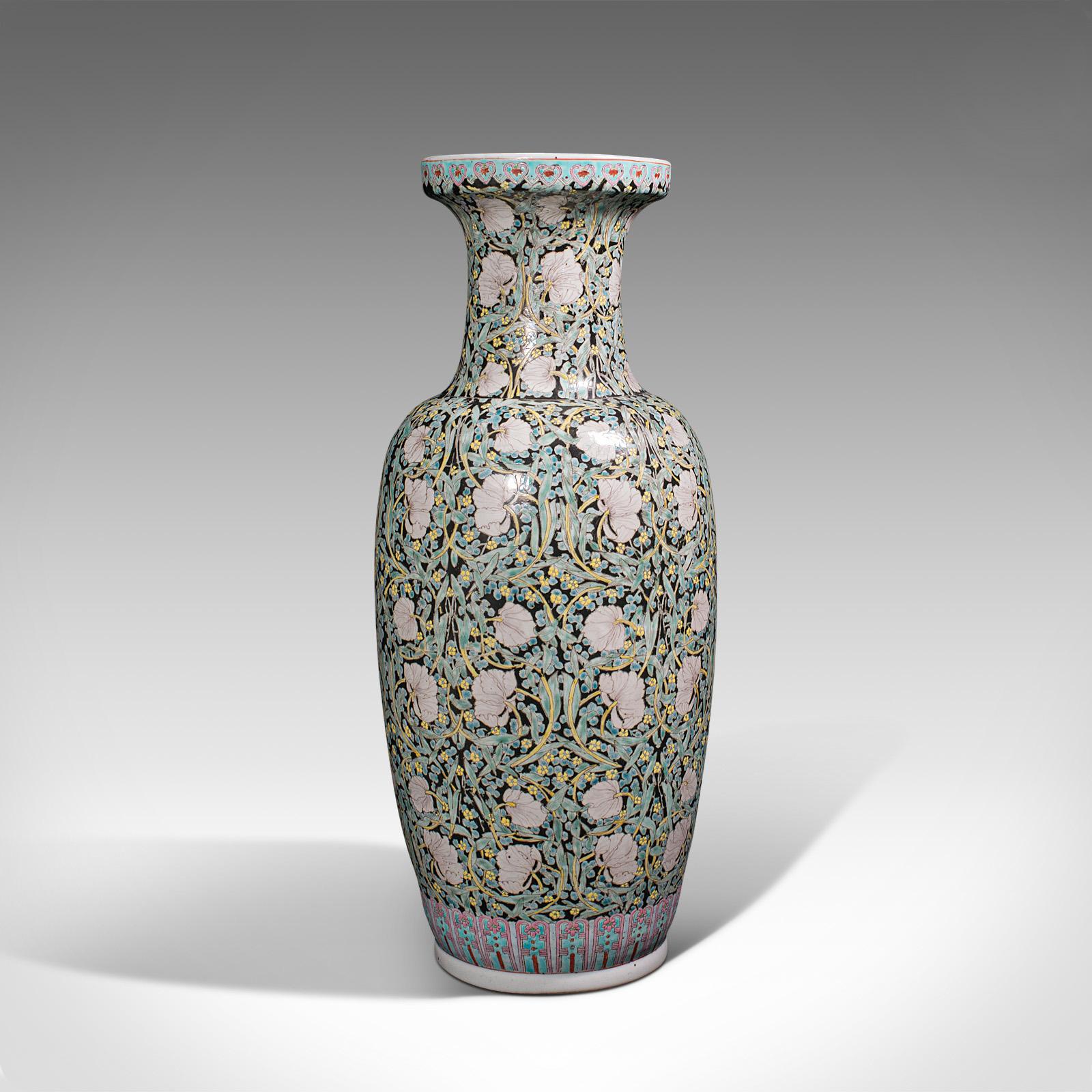Céramique Grand vase à tige vintage oriental, céramique, urne à fleurs, Art déco tardif, vers 1950 en vente