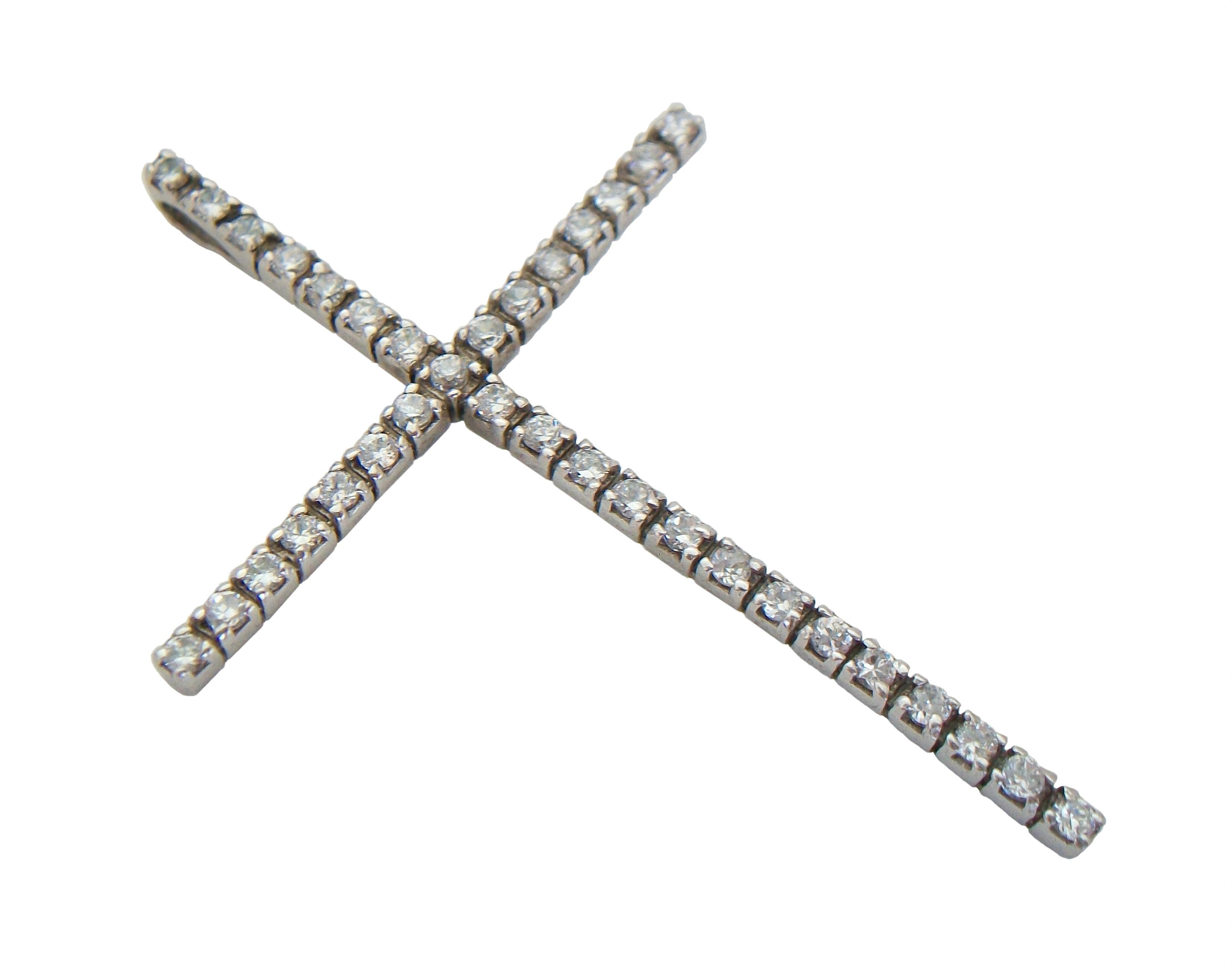 Pendentif vintage en forme de croix en argent sterling - grande taille - serti de 35 cristaux (ronds à facettes - sertis à griffes - chacun d'entre eux mesurant environ 2 mm de diamètre) - balle sertie à l'arrière de la croix - estampillé d'un