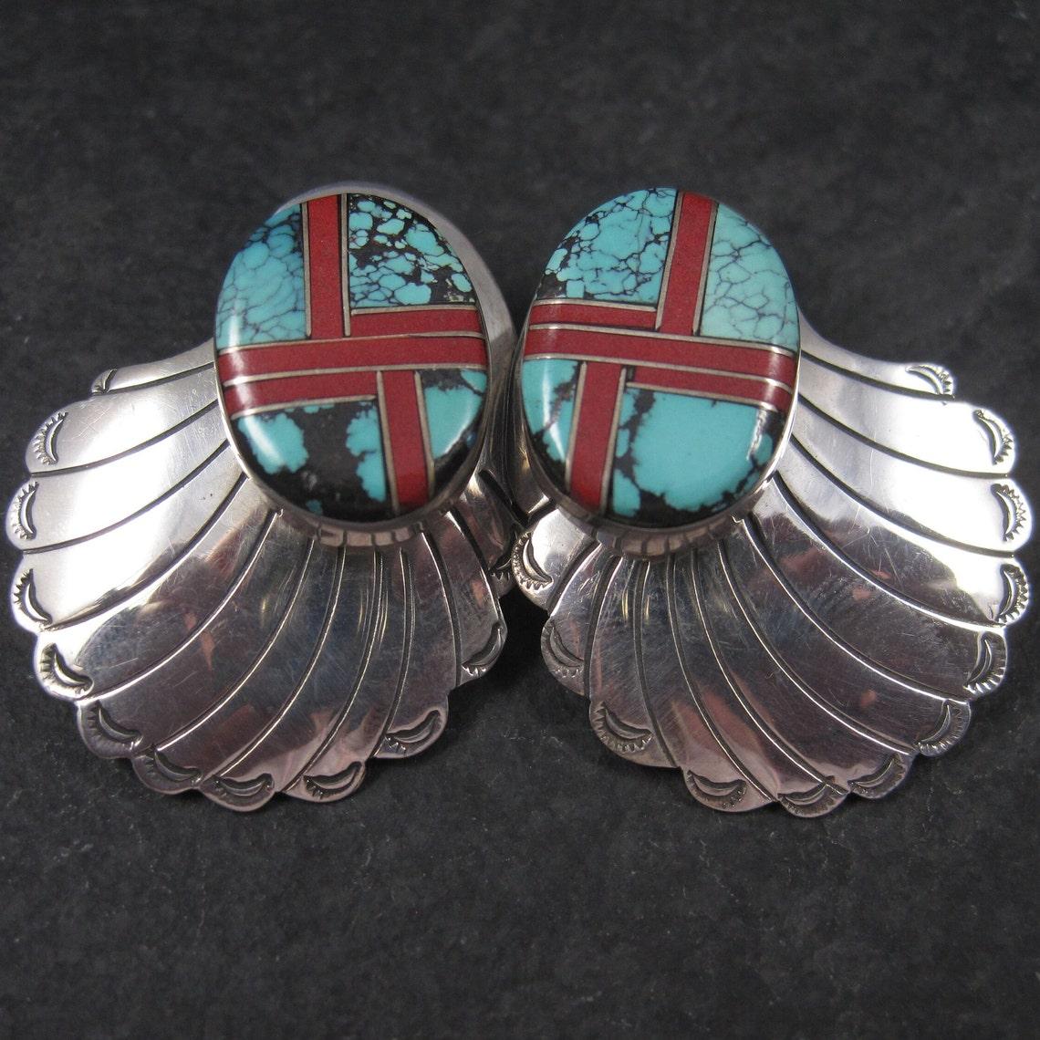 Diese wunderschönen Navajo-Ohrringe im Vintage-Stil sind aus Sterlingsilber.
Sie weisen Einlagen aus Türkis und Koralle auf.

Abmessungen: 1 1/8 x 1 7/16 Zoll.
Gewicht: 17.8 Gramm

Markierungen: Sterling

Zustand: Ausgezeichnet