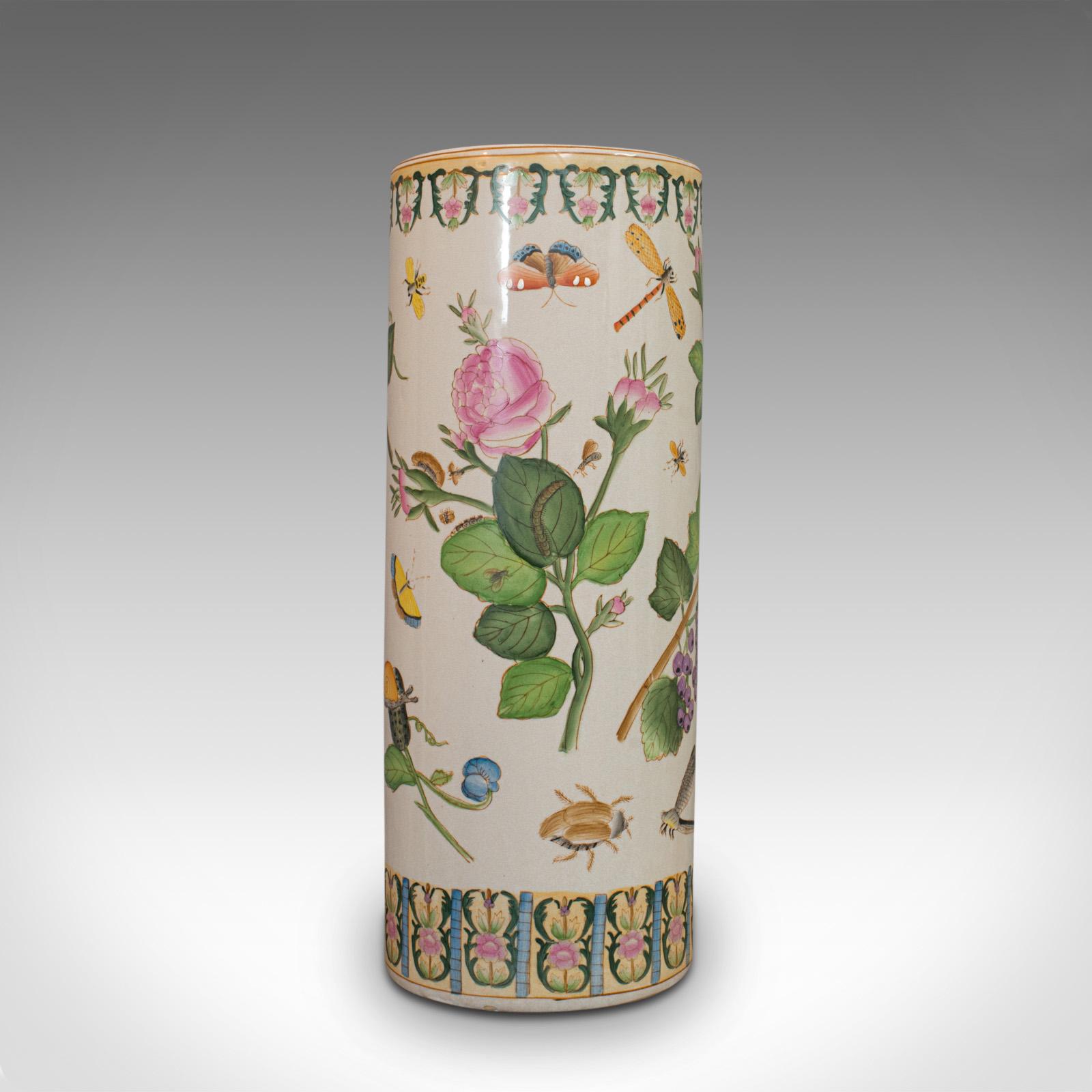 Il s'agit d'un grand support de bâton vintage. Un vase décoratif oriental en céramique, datant de la période Art Déco, vers 1940.

Plus grand que la moyenne, avec un décor attrayant et coloré
Affiche une patine vieillie souhaitable
Céramique en