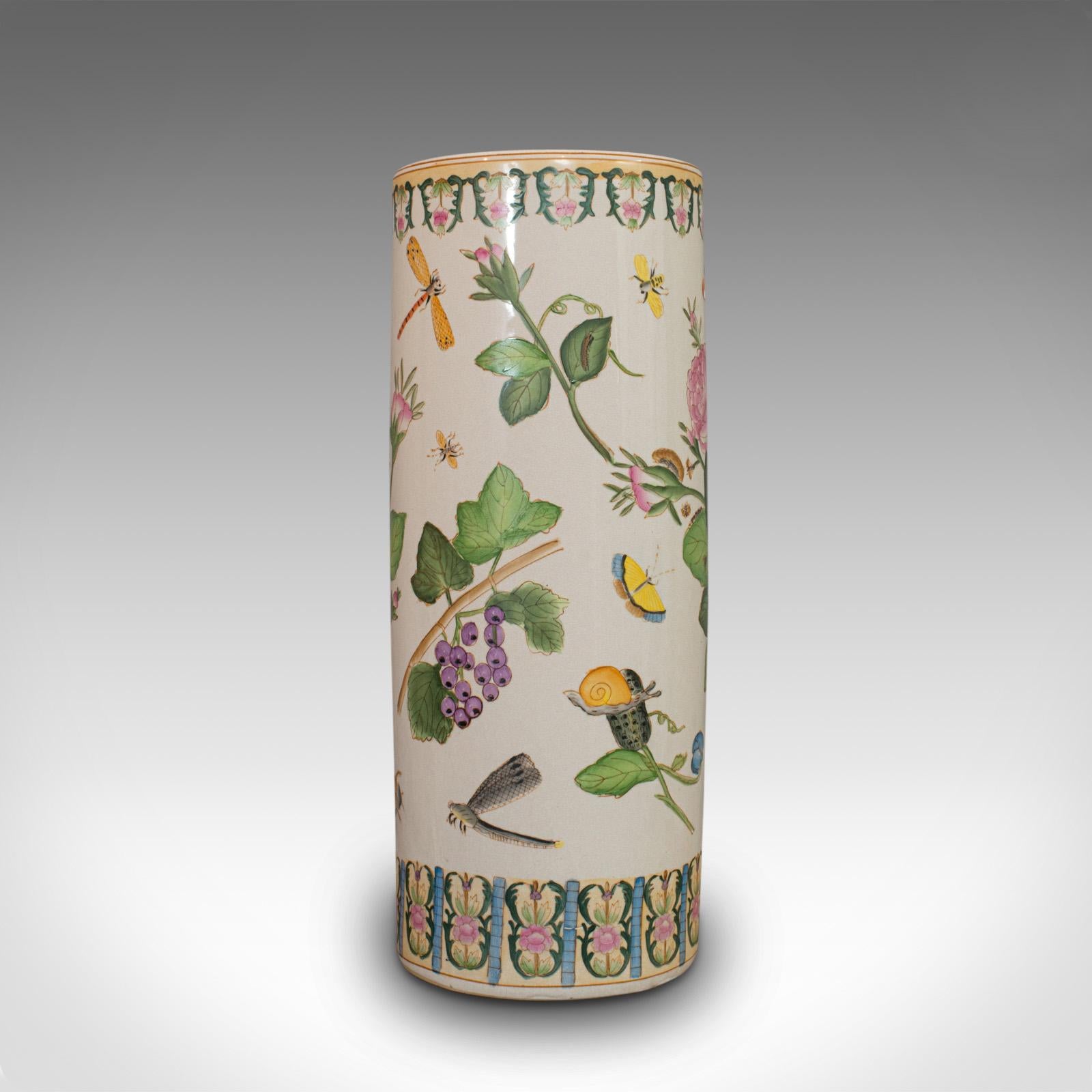 20ième siècle Grand vase décoratif oriental vintage en céramique avec support en forme de bâton, Art Déco en vente