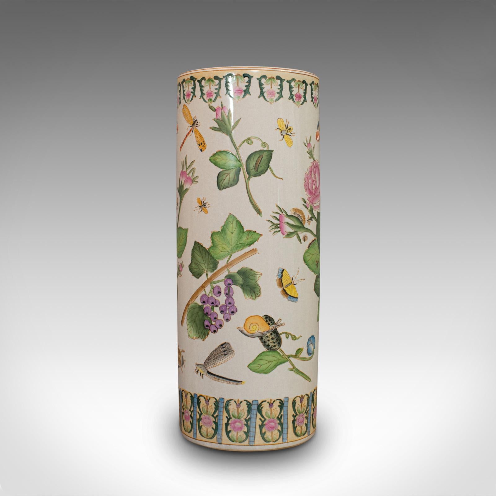 Céramique Grand vase décoratif oriental vintage en céramique avec support en forme de bâton, Art Déco en vente