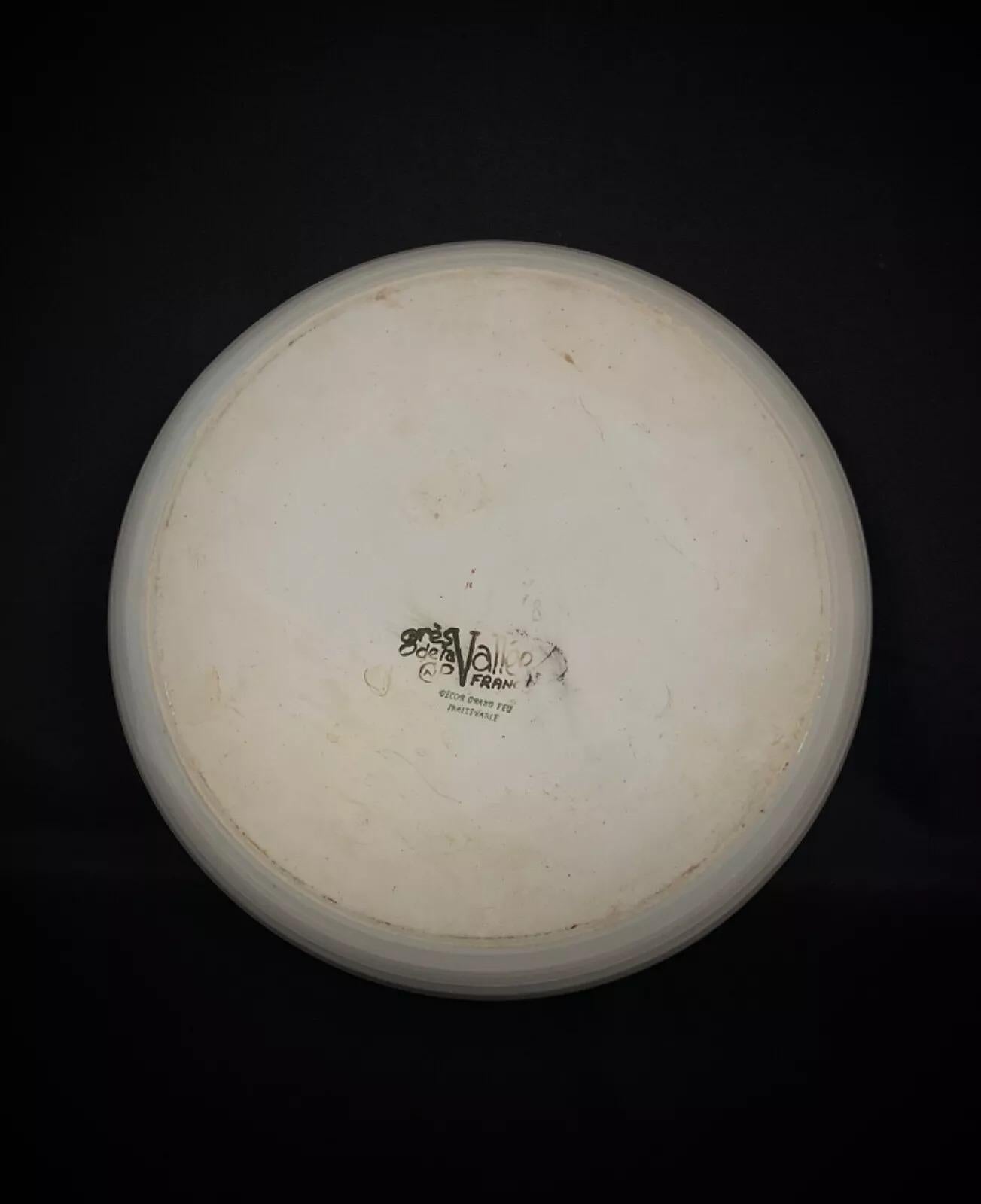 Questo piatto da portata vintage in gres, realizzato nel XX secolo, proviene dalla ceramica CNP Vallée, nel centro della Francia. Caratterizzato da una decorazione con smalto Grand Feu, questo pezzo mostra la tecnica di cottura ad alta temperatura