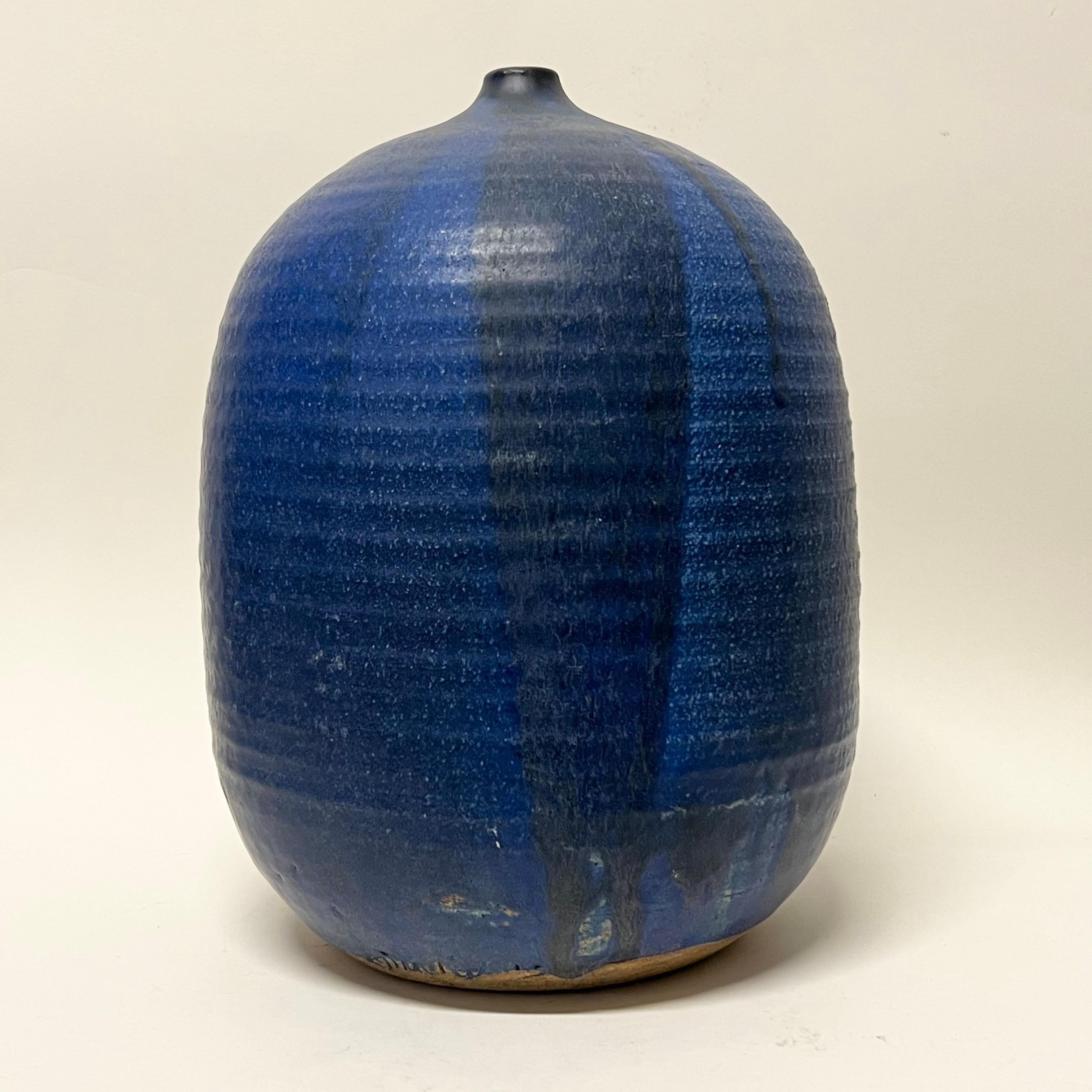 Absolument magnifique pot de lune en céramique de studio de grande taille bleu cobalt à la manière de Toshiko Takaezu. Signé de manière illisible. Une forme étonnante.