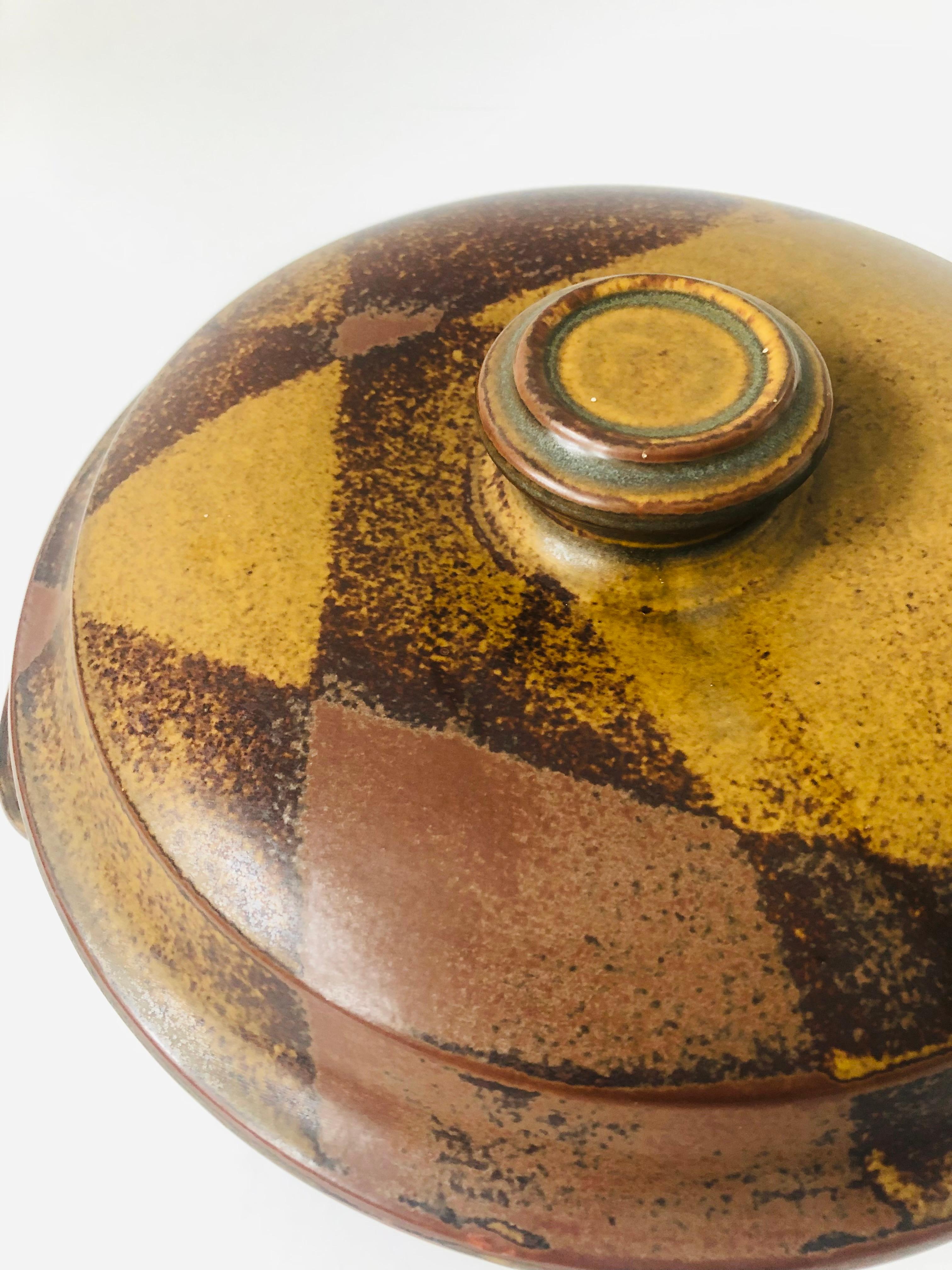 Grand bol de service à couvercle vintage en poterie d'atelier Bon état - En vente à Vallejo, CA