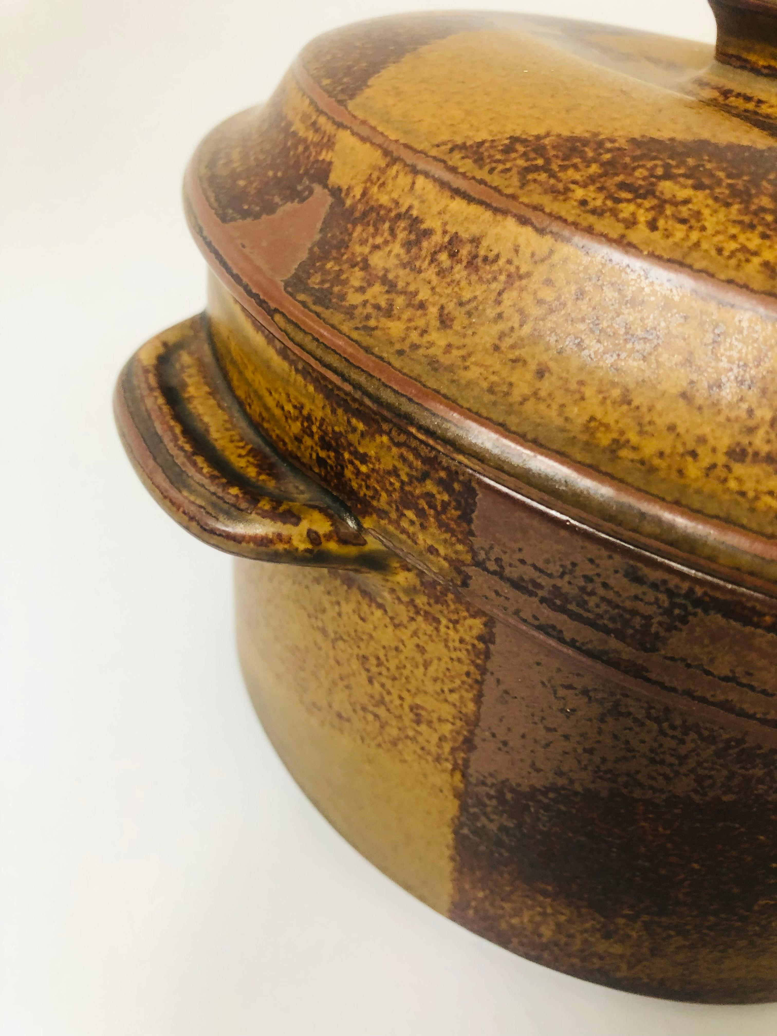 20ième siècle Grand bol de service à couvercle vintage en poterie d'atelier en vente