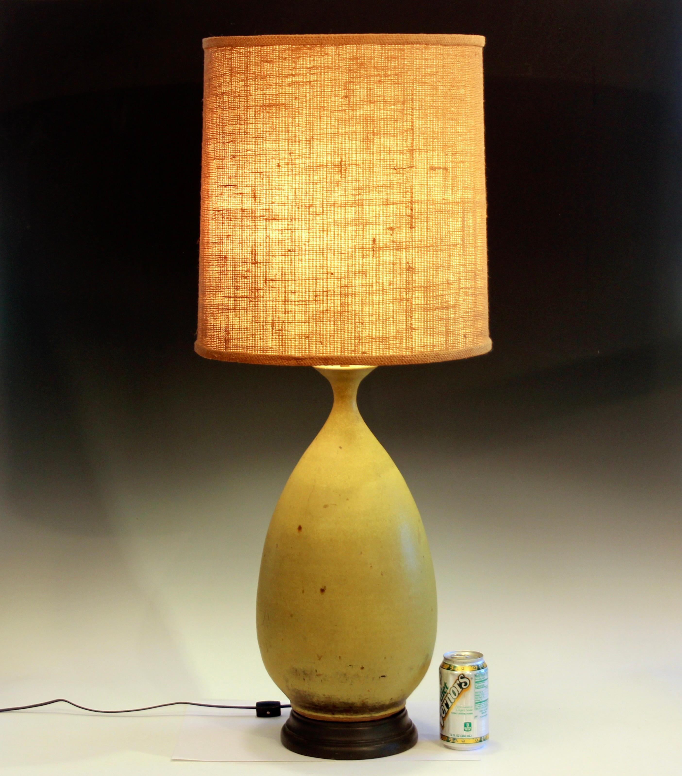 Große Vintage Studio-Vase-Lampe Sublime Satin Matt Moos Samt Chartreuse 35