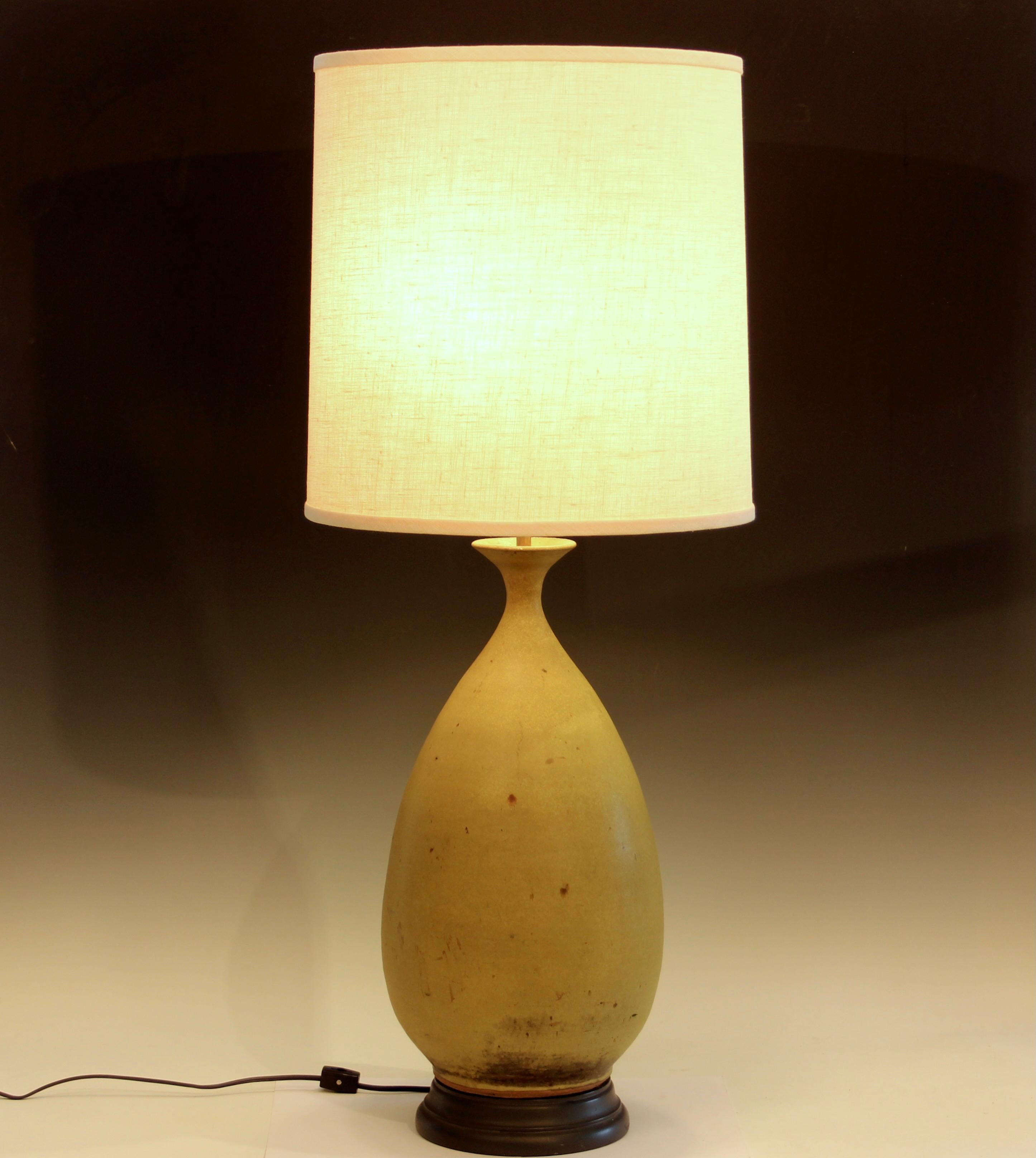 Große Vintage Studio-Vase-Lampe Sublime Satin Matt Moos Samt Chartreuse 35