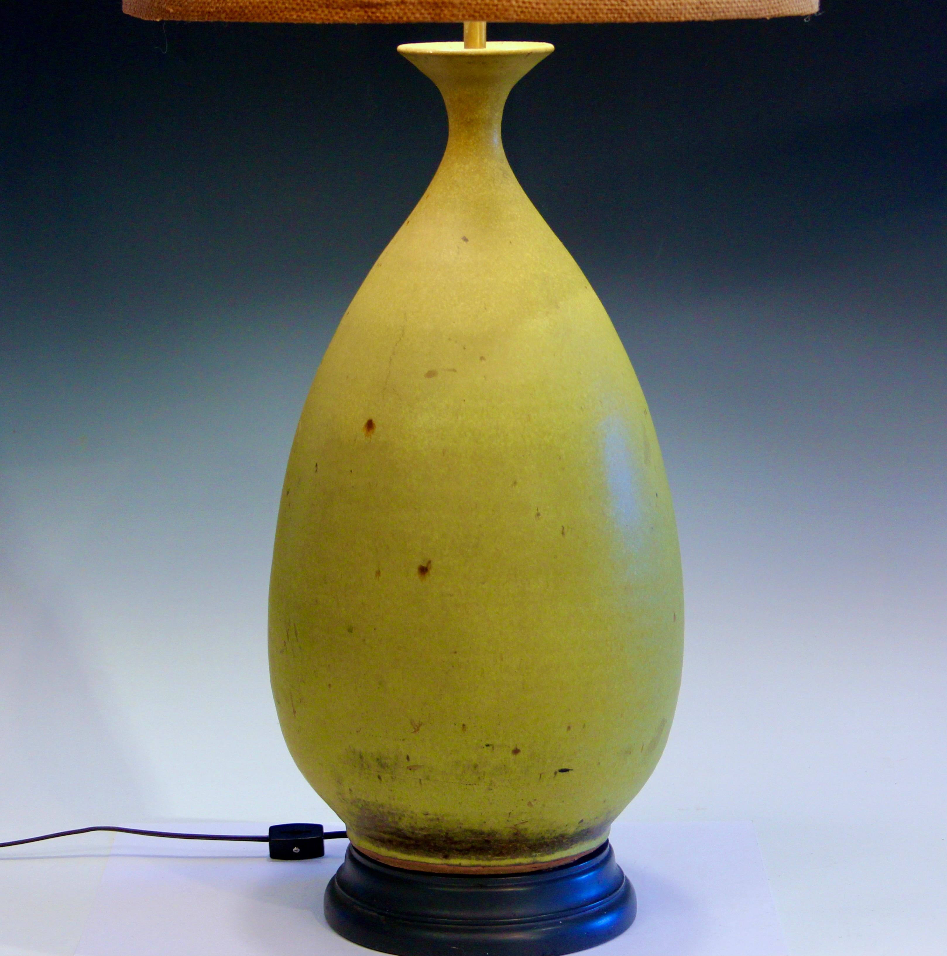 Vintage handgedrehte Studio-Töpferlampe mit erhabener, samtiger, seidenmatter, moosfarbener, chartreuser Glasur mit großen Variationen. CIRCA 1960er/70er Jahre. Angenehme, organische Flaschenform. Insgesamt 35