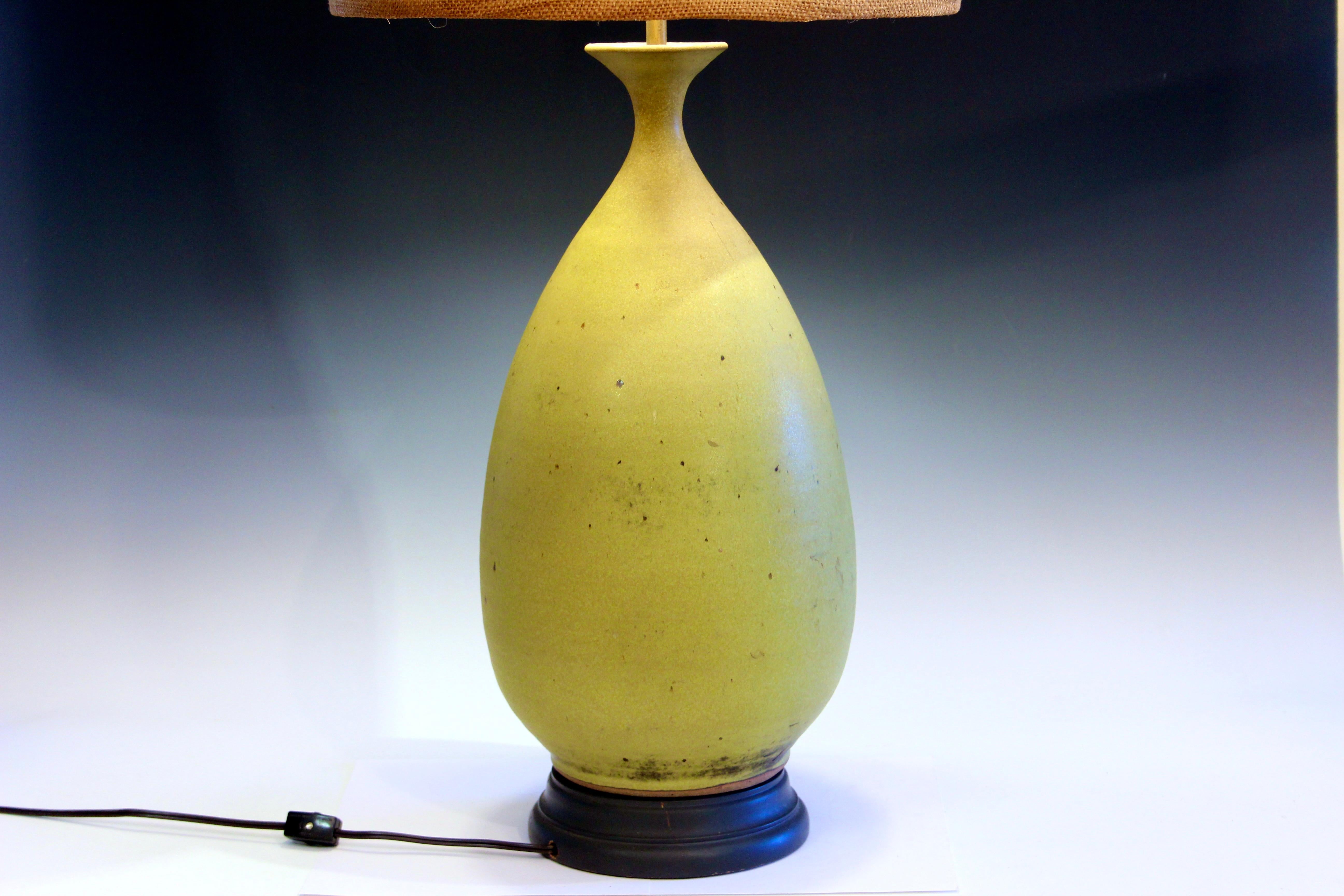 Große Vintage Studio-Vase-Lampe Sublime Satin Matt Moos Samt Chartreuse 35