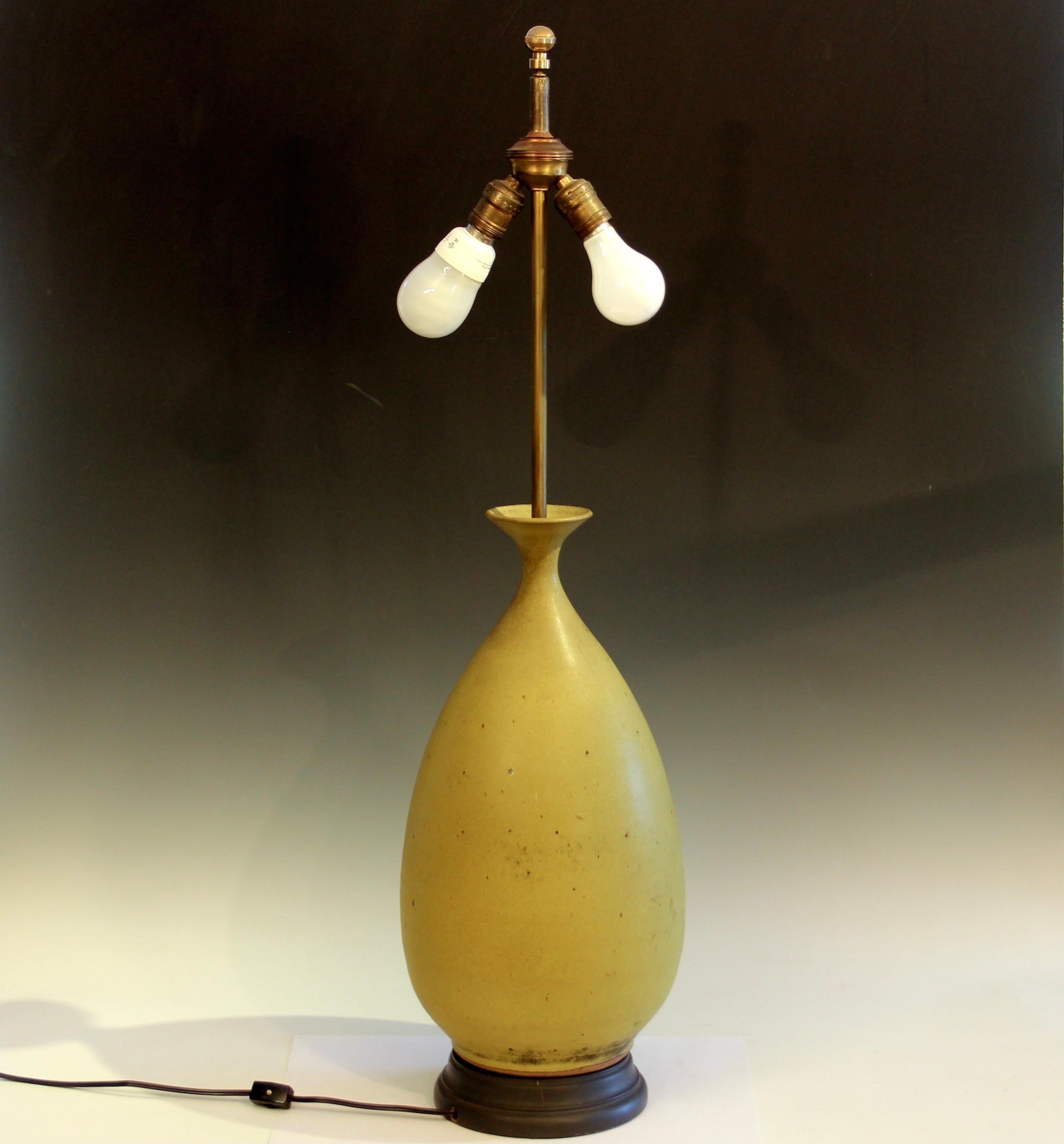 Große Vintage Studio-Vase-Lampe Sublime Satin Matt Moos Samt Chartreuse 35