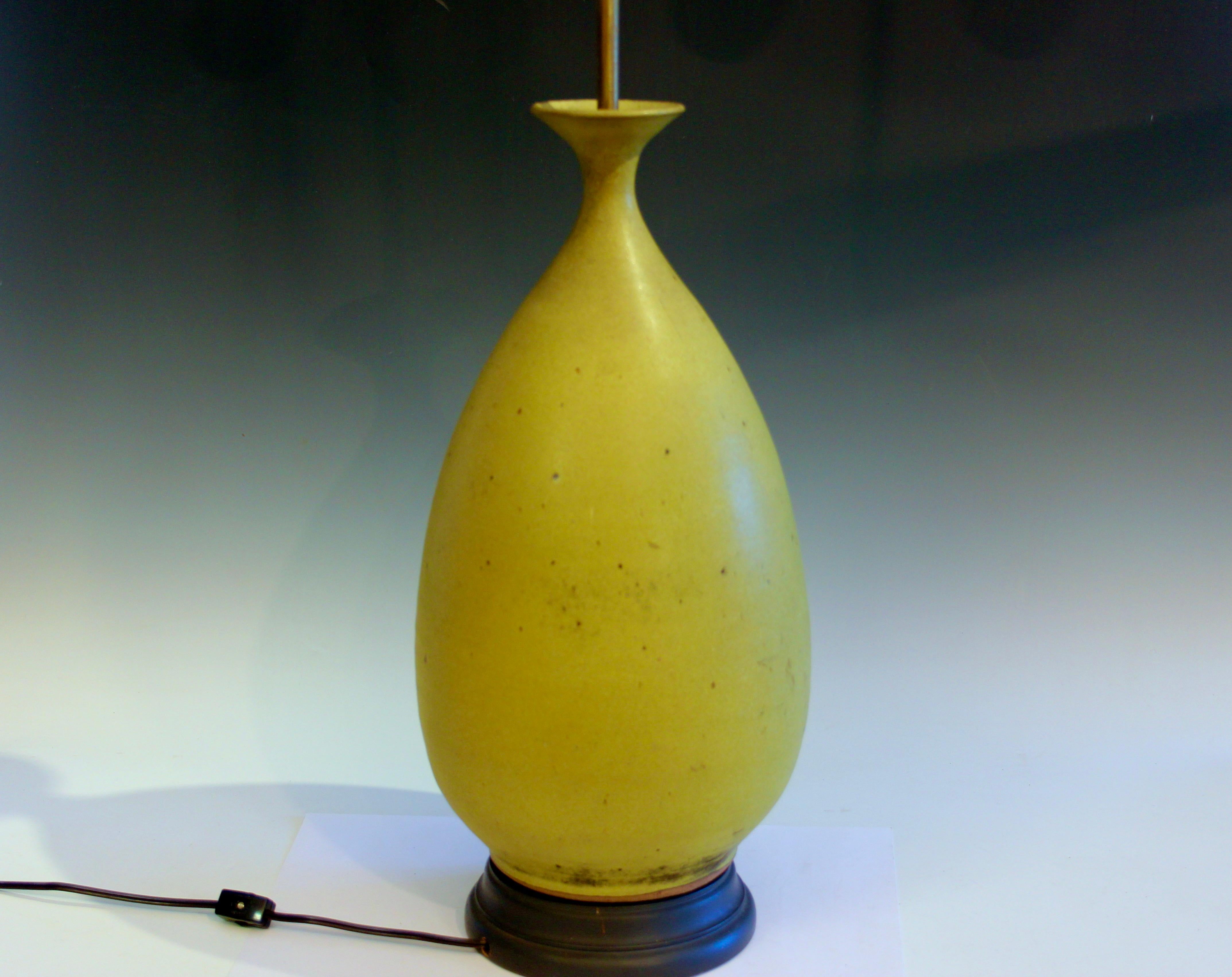 Große Vintage Studio-Vase-Lampe Sublime Satin Matt Moos Samt Chartreuse 35