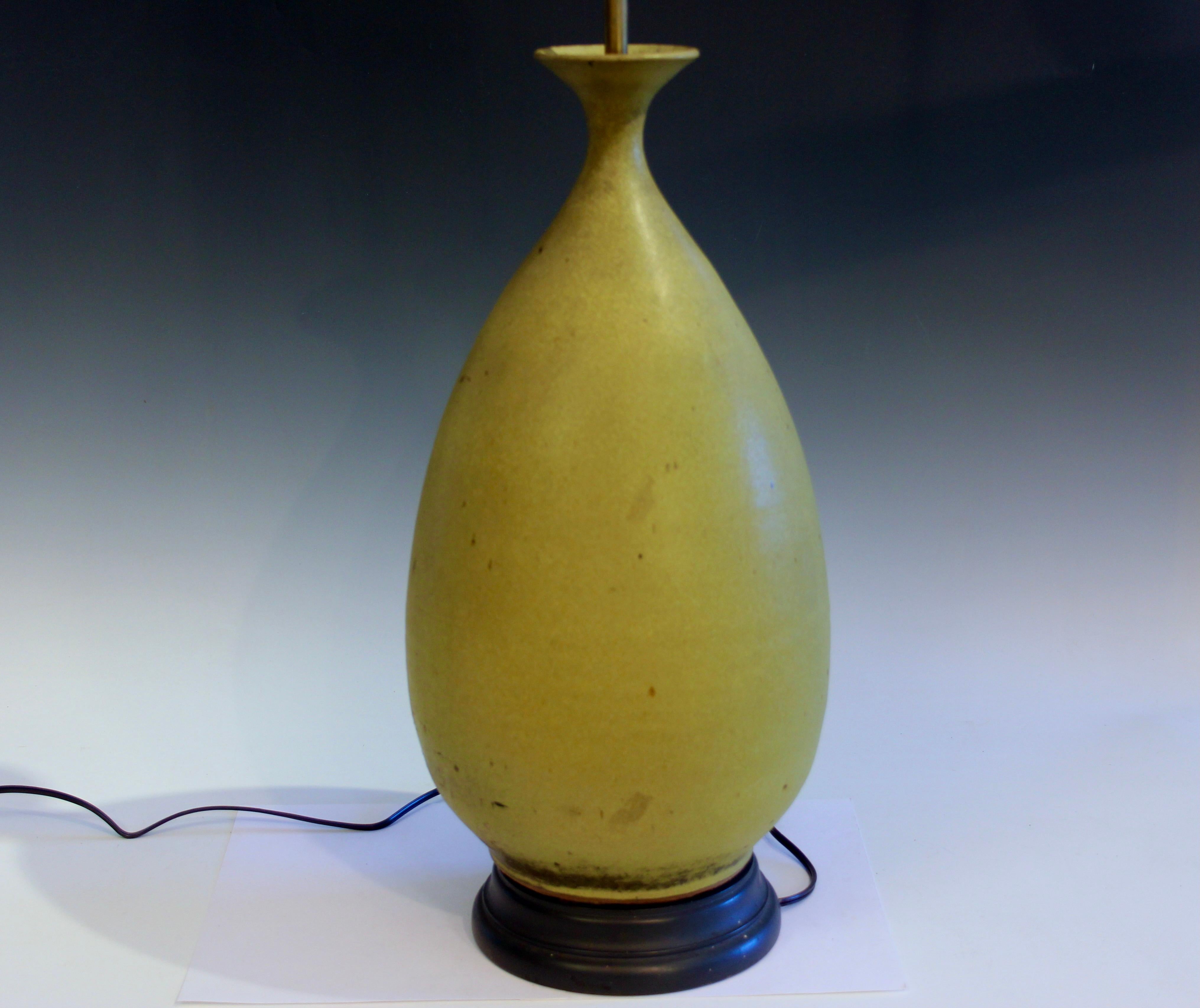 Große Vintage Studio-Vase-Lampe Sublime Satin Matt Moos Samt Chartreuse 35
