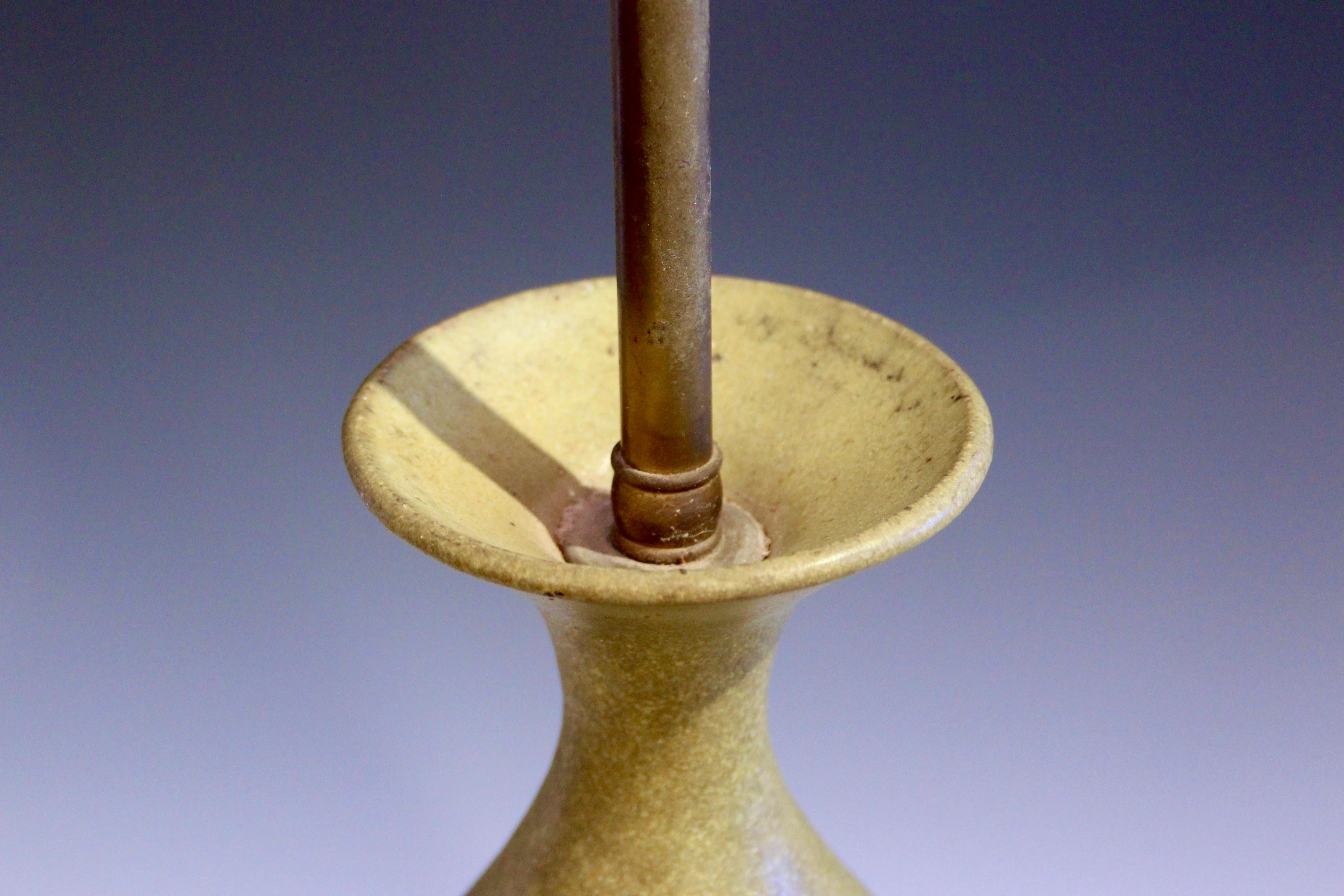 Große Vintage Studio-Vase-Lampe Sublime Satin Matt Moos Samt Chartreuse 35