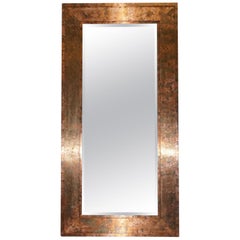 Grand miroir de style vintage avec cadre en cuivre vieilli et bord biseauté