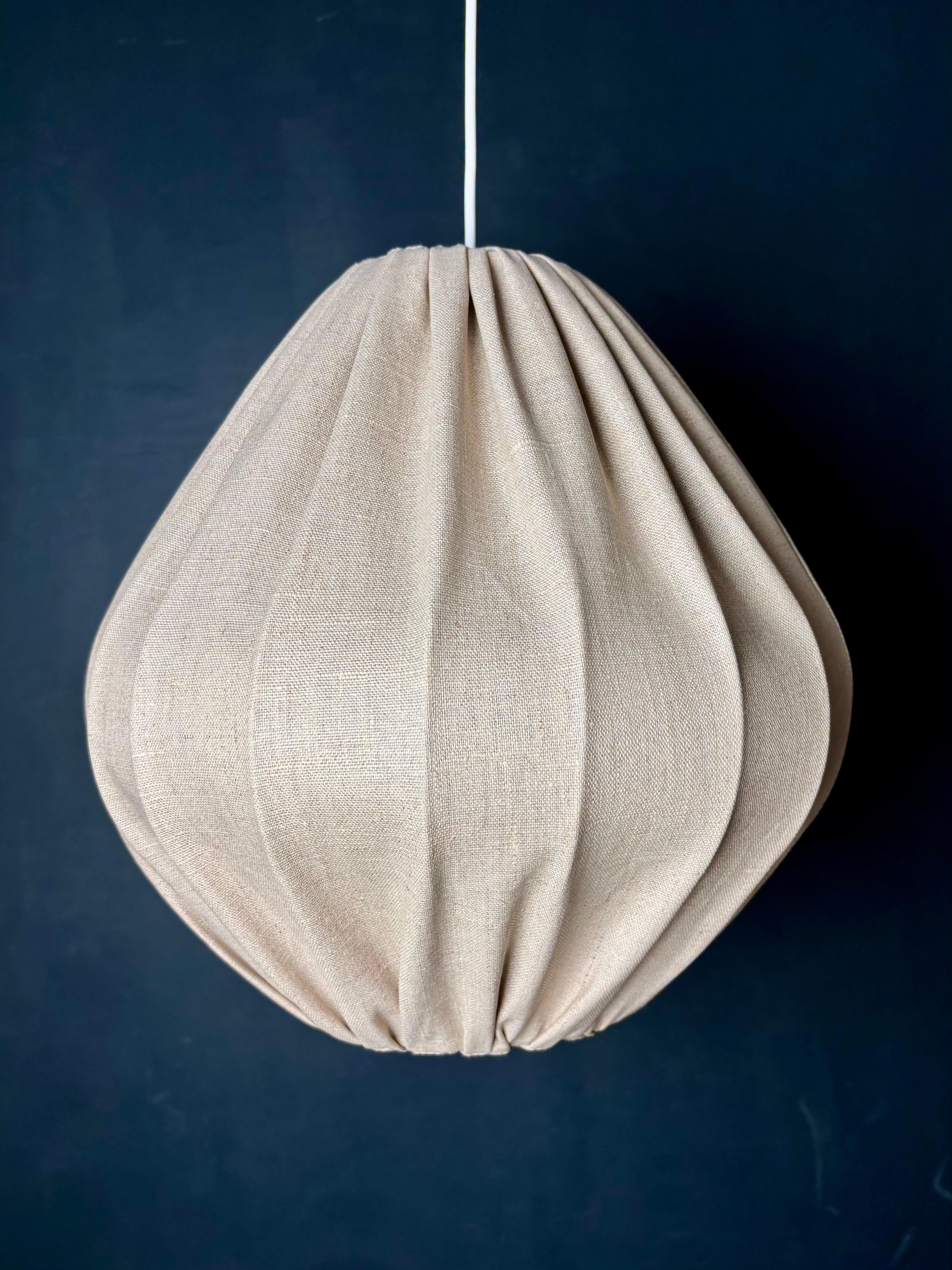 Handgefertigter schwedischer moderner Wabi-Sabi-Anhänger in Kokonform aus den 1970er Jahren. Natürliches, dichtes und rustikales sepiafarbenes Textil auf weißem Metallgestell. Umverdrahtet für EU- und US-Gebrauch mit weißem Kabel. Schöner