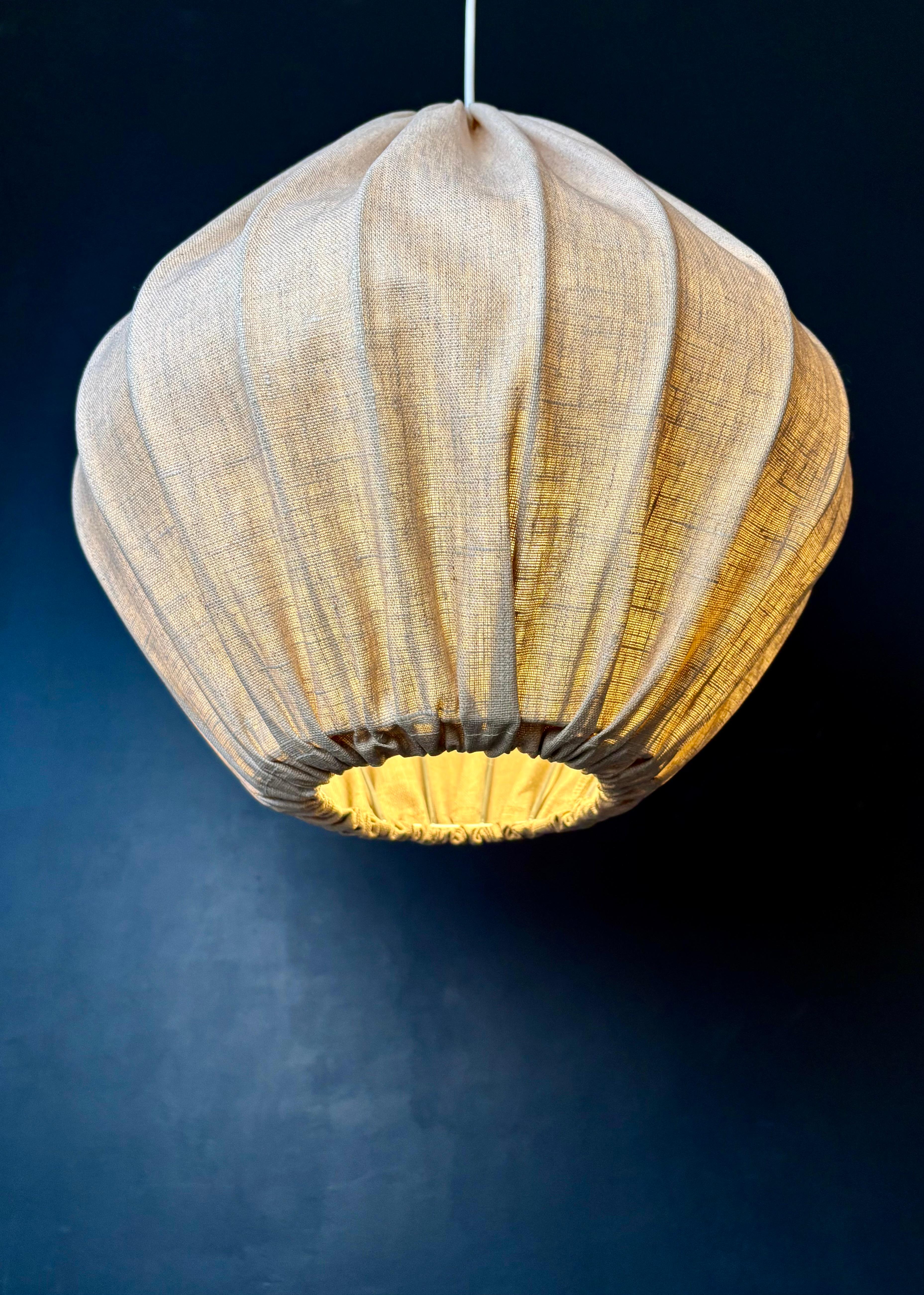Großer schwedischer Cocoon-Textil-Anhänger im Vintage-Stil, sandfarben, 1970er Jahre (Skandinavische Moderne) im Angebot