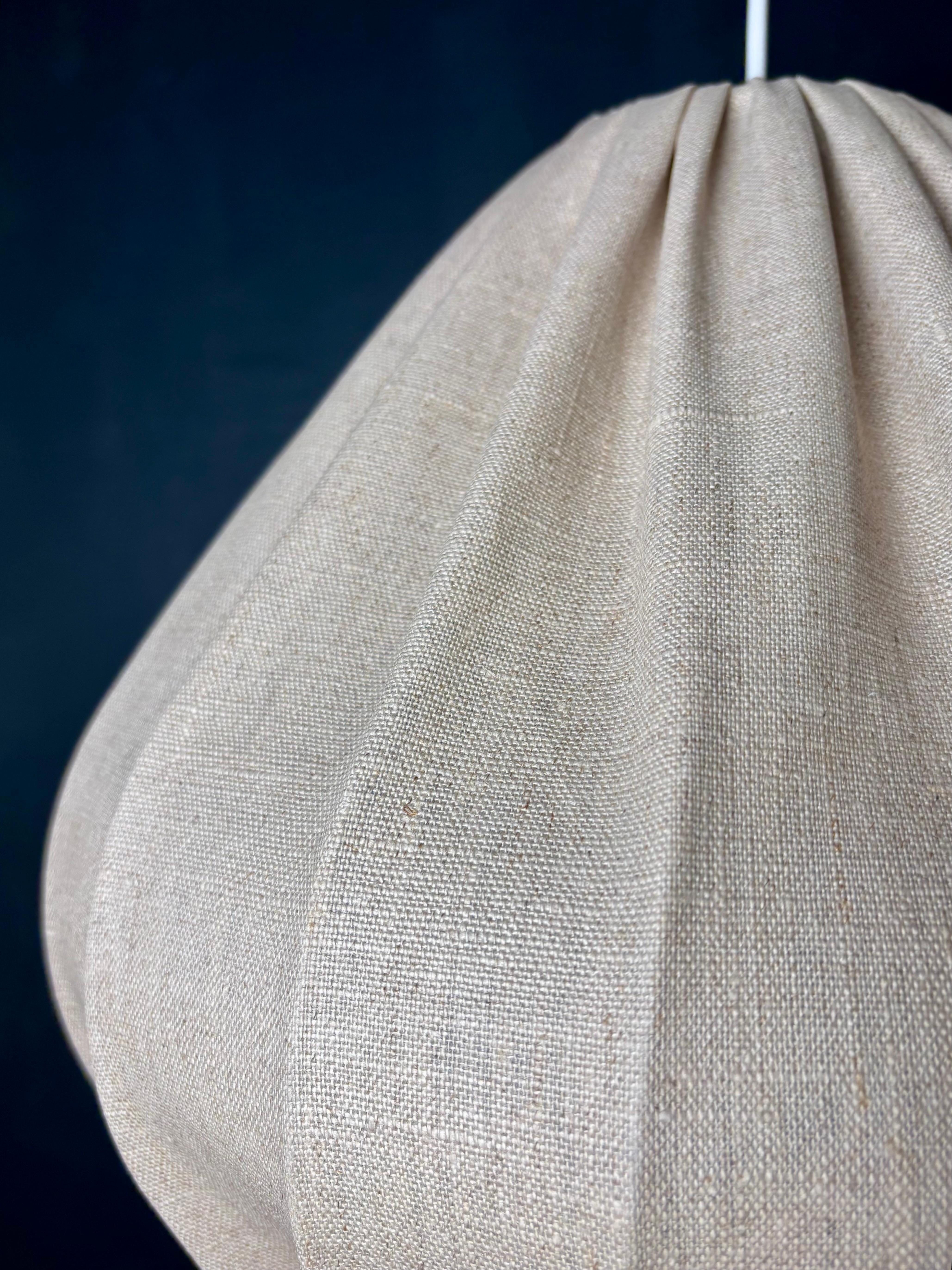 Großer schwedischer Cocoon-Textil-Anhänger im Vintage-Stil, sandfarben, 1970er Jahre (Schwedisch) im Angebot