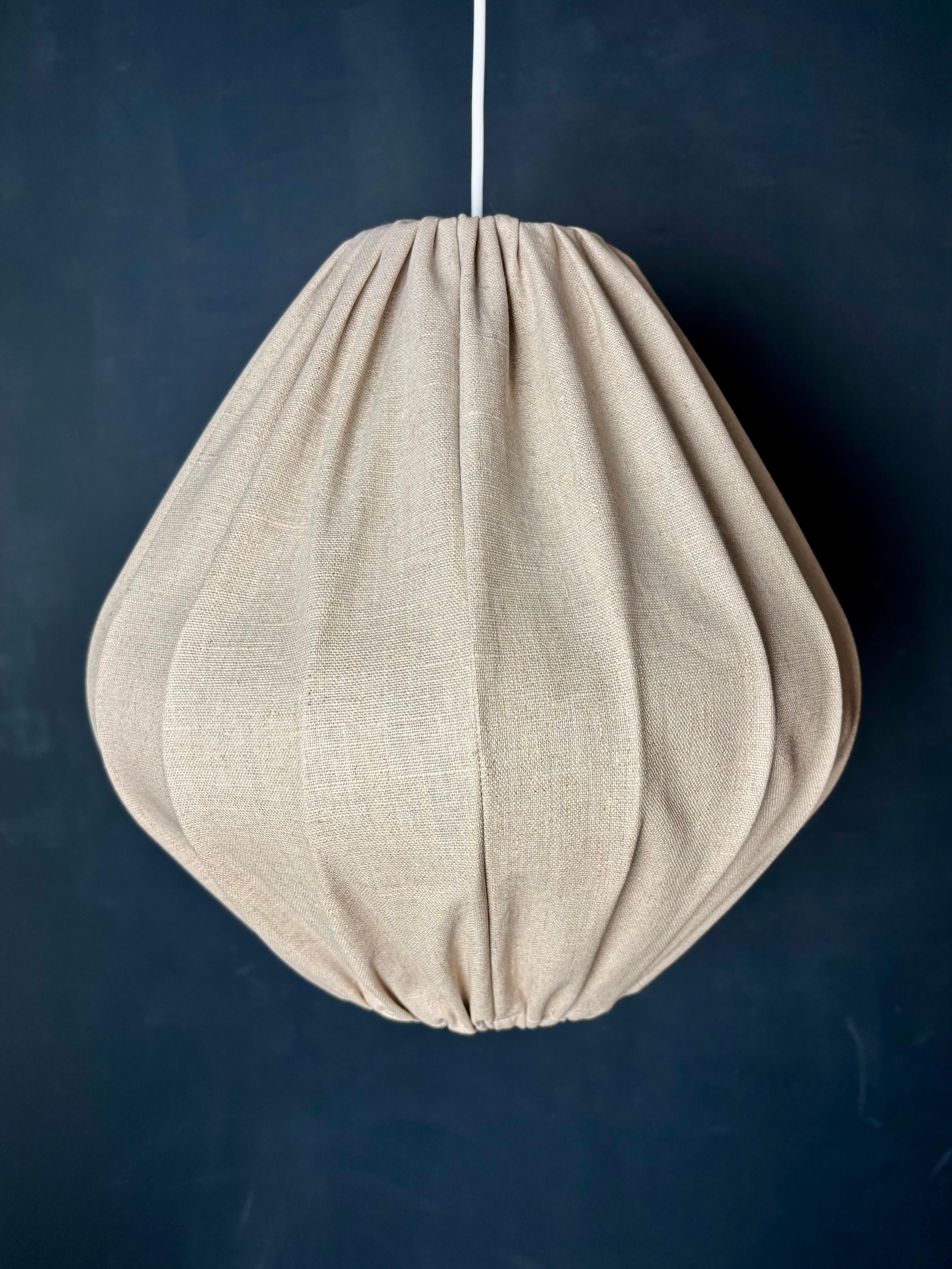 Großer schwedischer Cocoon-Textil-Anhänger im Vintage-Stil, sandfarben, 1970er Jahre im Zustand „Gut“ im Angebot in Copenhagen, DK