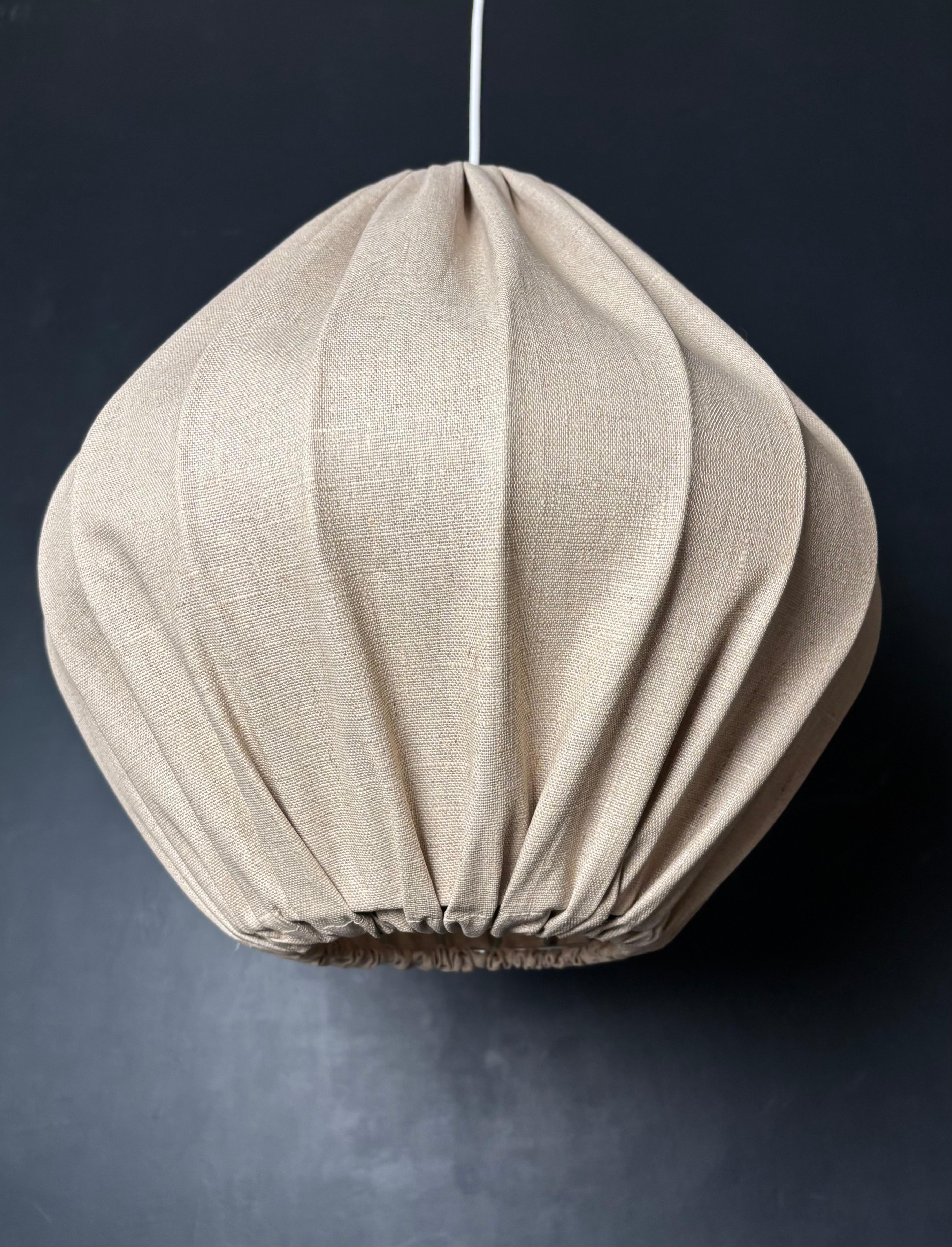 Großer schwedischer Cocoon-Textil-Anhänger im Vintage-Stil, sandfarben, 1970er Jahre im Angebot 1