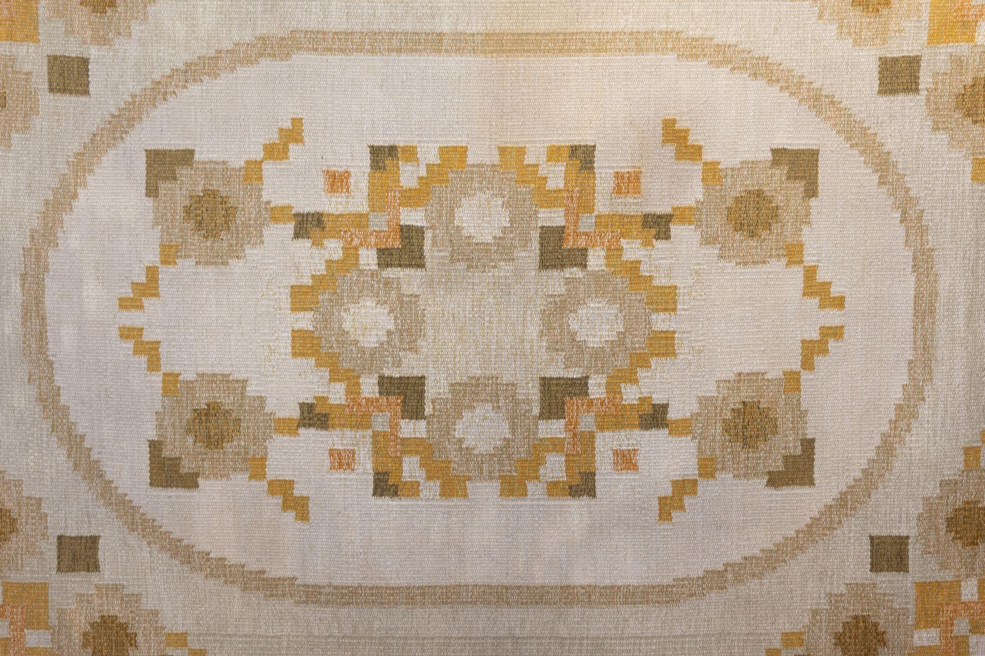 Großer schwedischer Kelim von Ingegerd Silow in Erdtönen und geometrischem Muster. Unterschrieben. Circa 1960. Einige Farbverläufe wie in den Bildern gezeigt. Alle unsere Teppiche werden einer professionellen Reinigung unterzogen. Aufgrund ihres