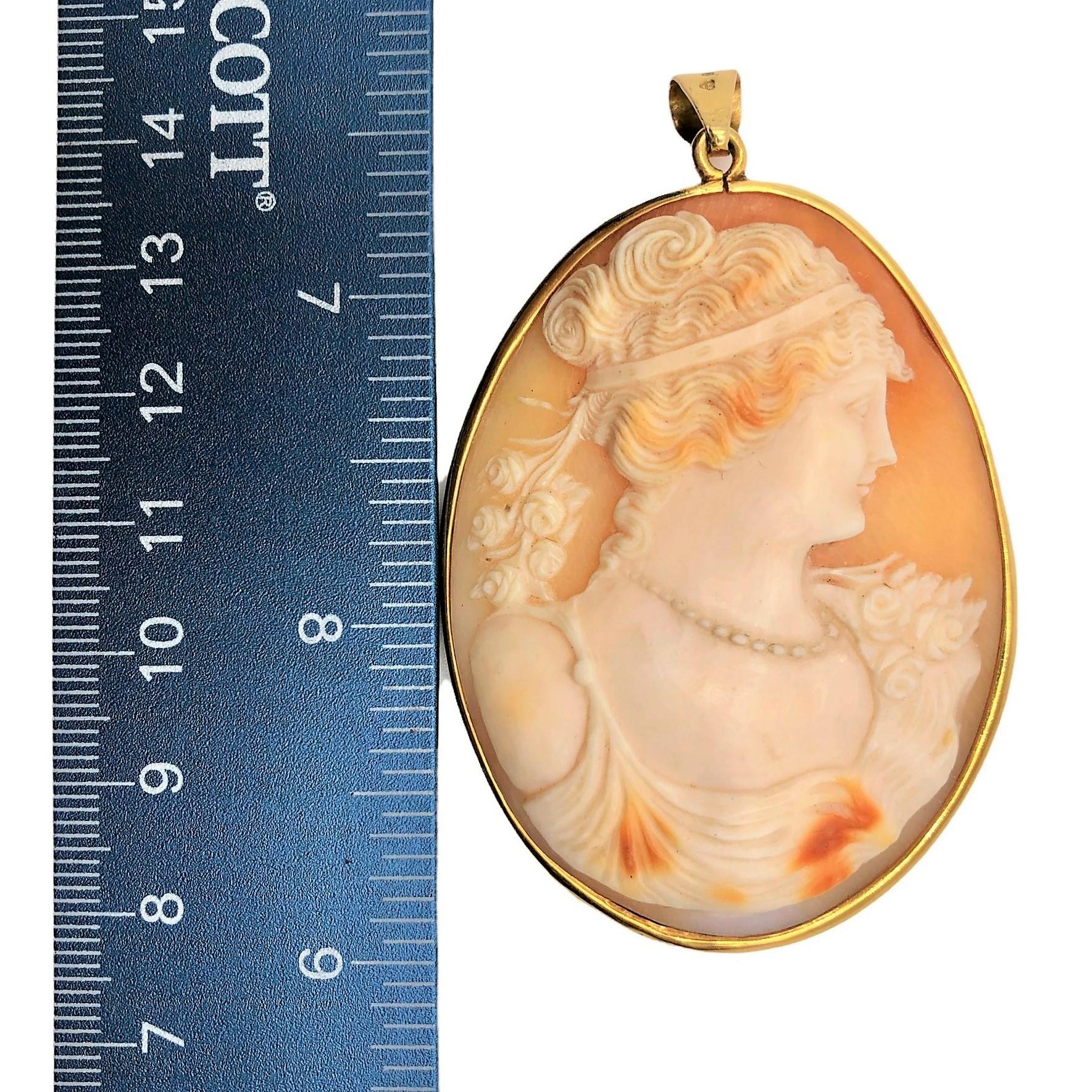 Grand camée suédois vintage en forme de coquillage avec cadre pendentif en or jaune 18 carats Bon état à Palm Beach, FL