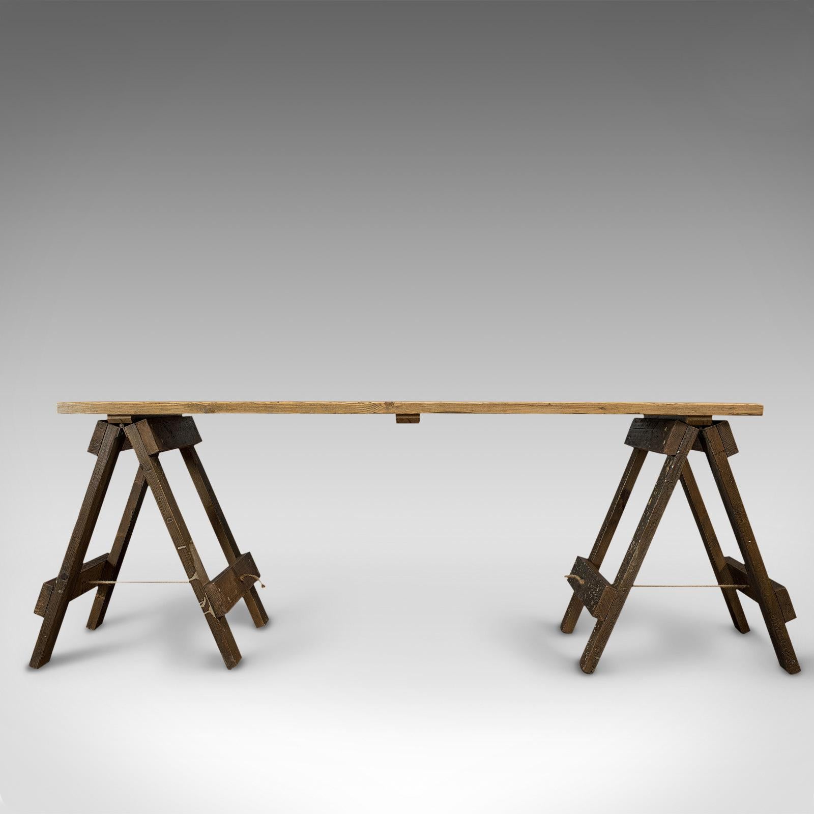 Si tratta di un grande tavolo vintage. Tavolo a cavalletto da lavoro o da cucina in pino inglese, risalente alla fine del XX secolo, circa 1970. 

Versatile, ampia superficie di lavoro
Presenta una patina invecchiata di grande pregio
Il piano in