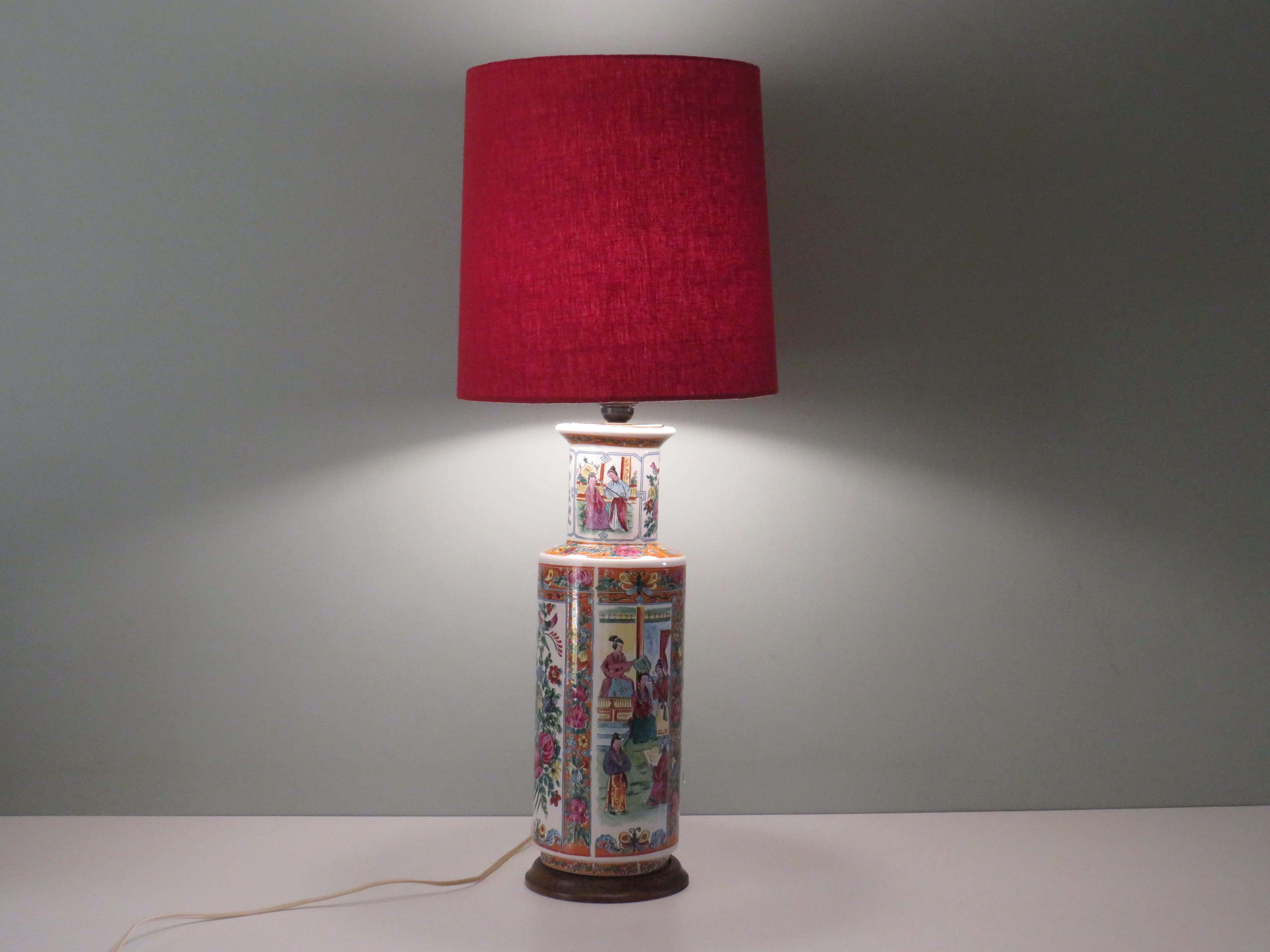 The ceramic lamp base has a Chinese-inspired motif and rests on a teak base.
The lampshade is made of dark red linen and is handmade to measure.
The dimensions of the lamp base: H 55 cm and diameter 16 cm.
The dimensions of the lampshade: H 34