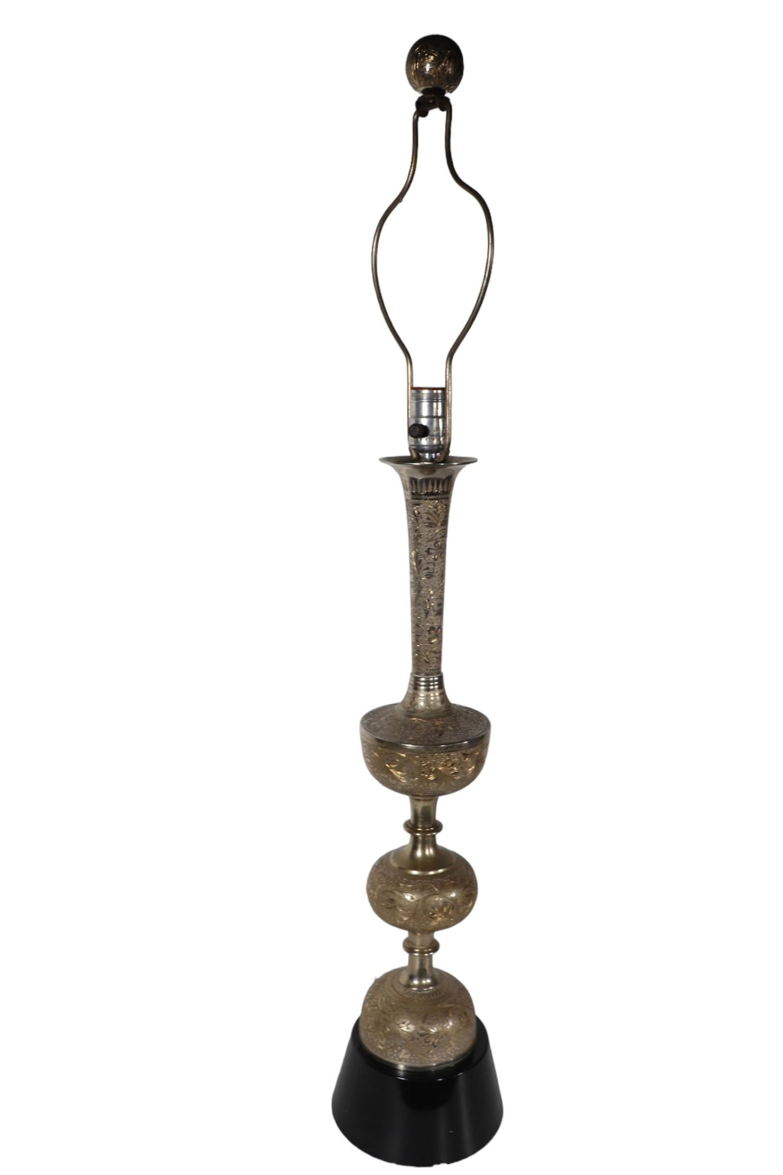 Metallo Grande lampada da tavolo d'epoca con finitura in argento c. 1970 in vendita