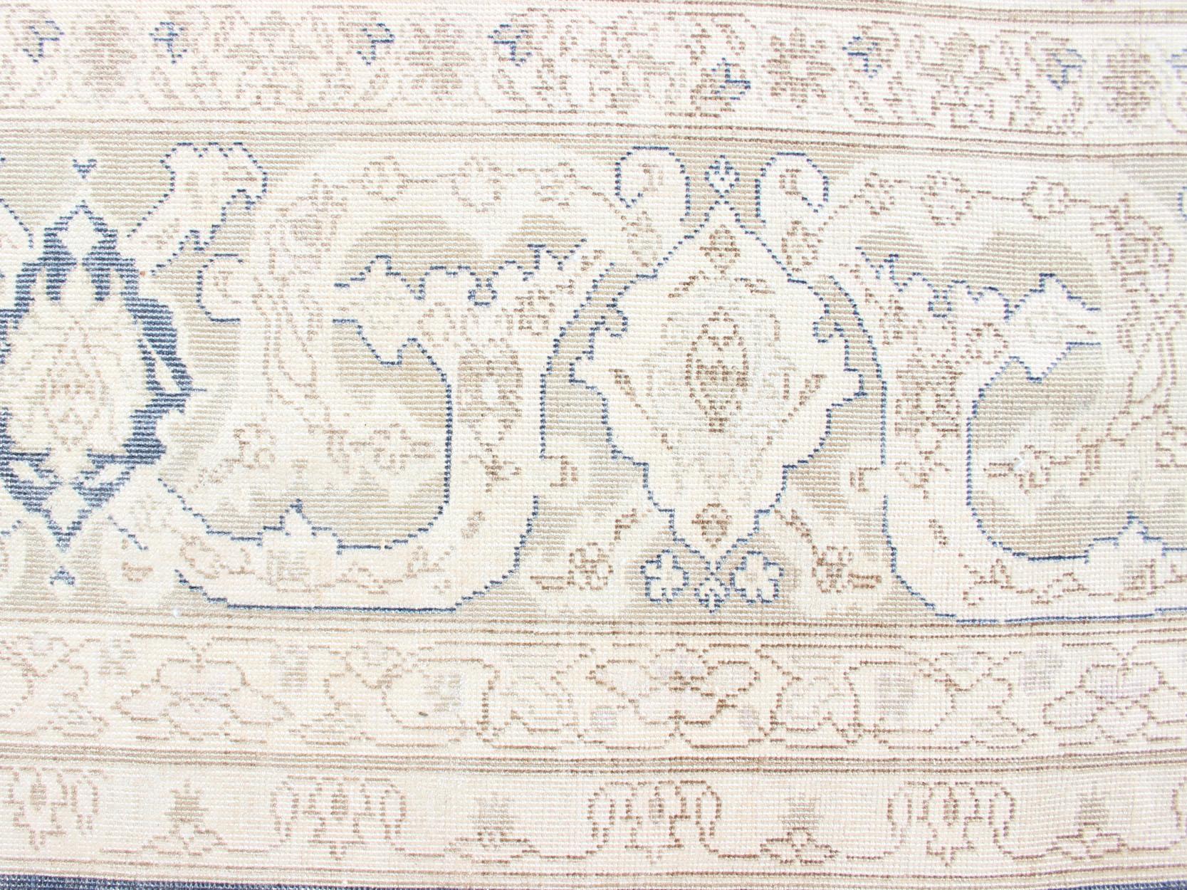 Großer Vintage-Tabriz-Teppich aus Stahl in Grau und Hellbraun mit All-Over-Motiv-Design im Angebot 4